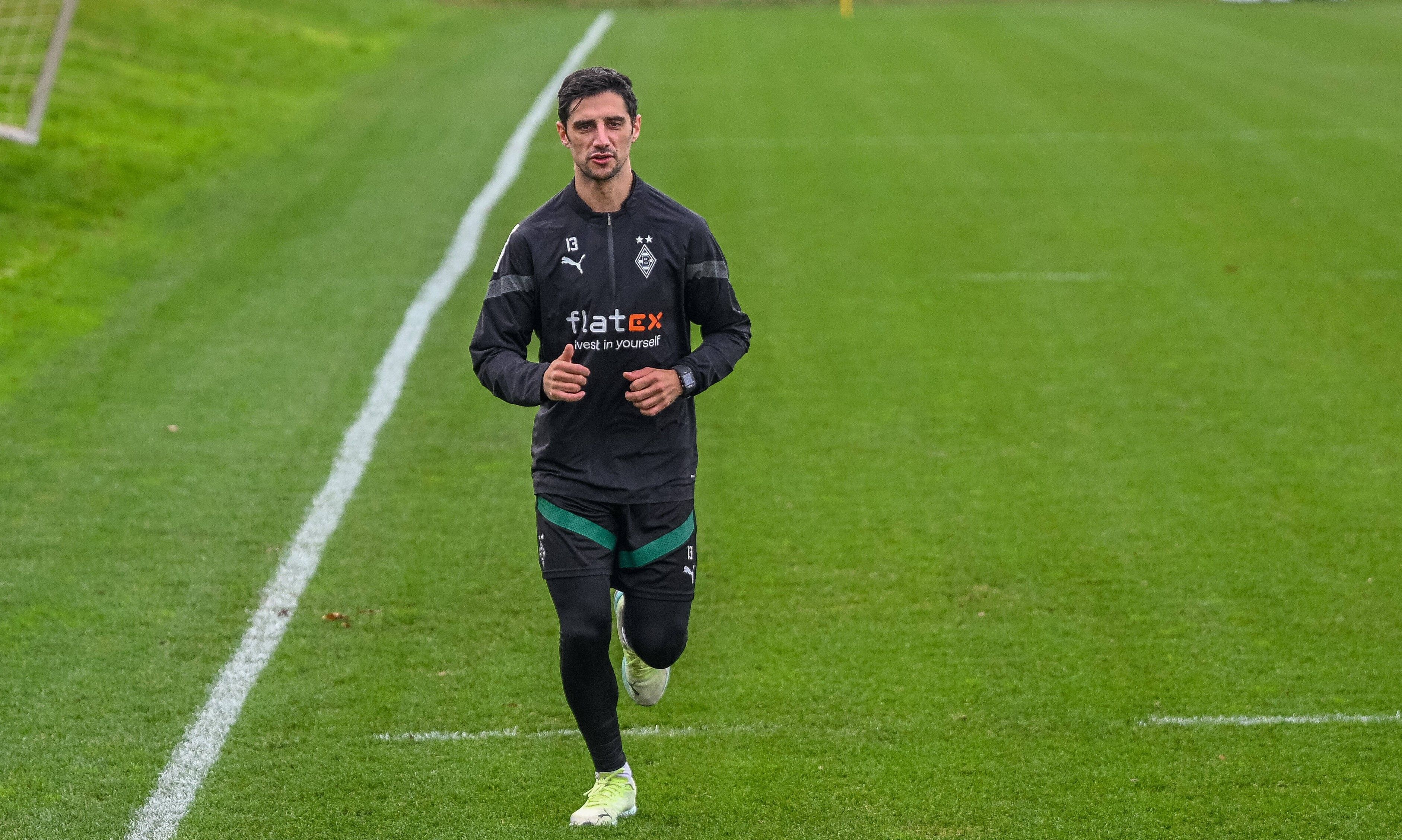 Lars Stindl von Borussia Mönchengladbach läuft am 31. Dezember 2022 auf dem Trainingsplatz im Borussia-Park.