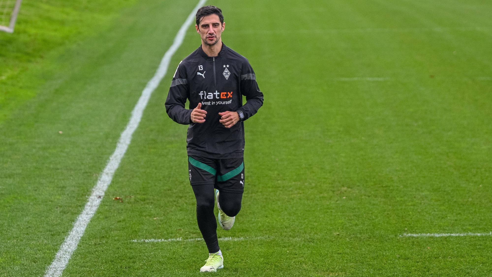 Lars Stindl von Borussia Mönchengladbach läuft am 31. Dezember 2022 auf dem Trainingsplatz im Borussia-Park.