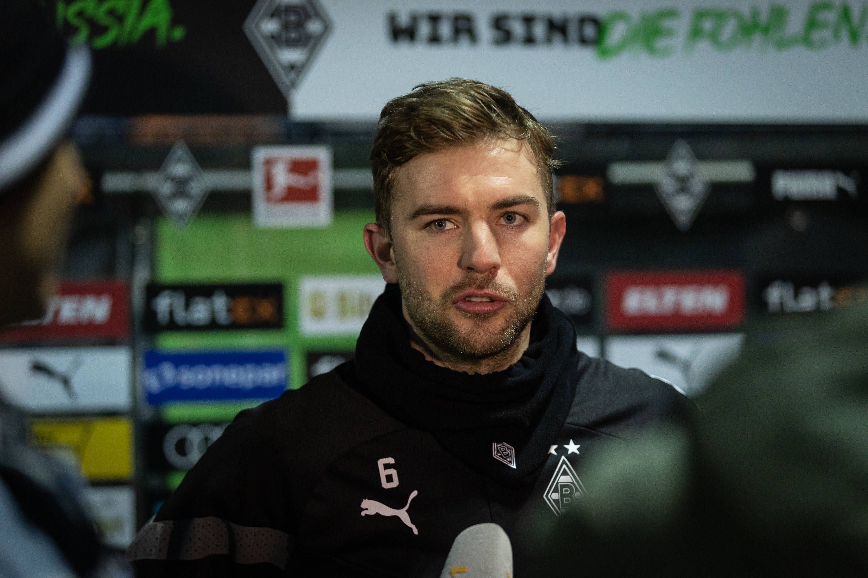 Weltmeister Christoph Kramer von Fußball-Bundesligist Borussia Mönchengladbach, auf diesem Bild während eines Interviews am 3. Januar 2023 im Borussia-Park zu sehen. Kramer spricht in ein Mikrofon und blickt Richtung Kamera.