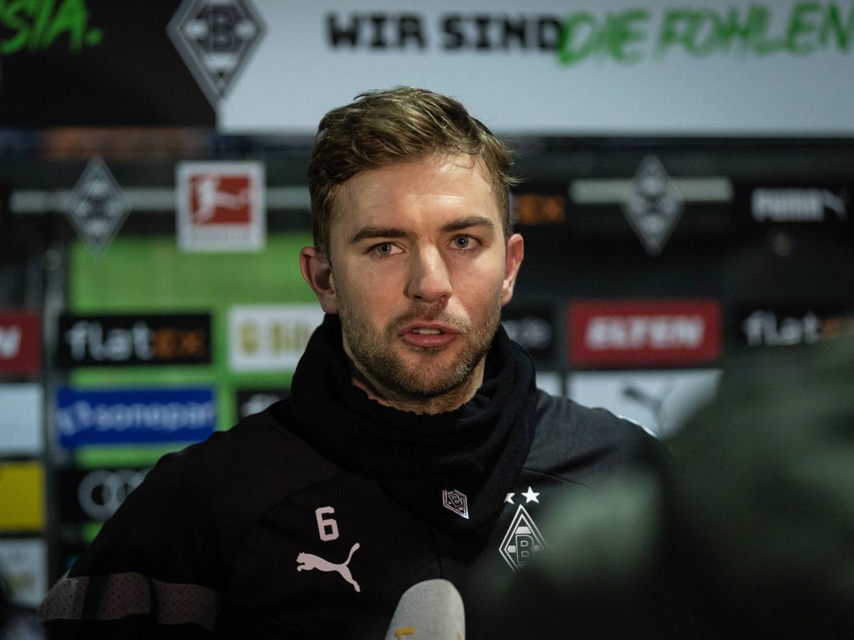 Weltmeister Christoph Kramer von Fußball-Bundesligist Borussia Mönchengladbach, auf diesem Bild während eines Interviews am 3. Januar 2023 im Borussia-Park zu sehen. Kramer spricht in ein Mikrofon und blickt Richtung Kamera.