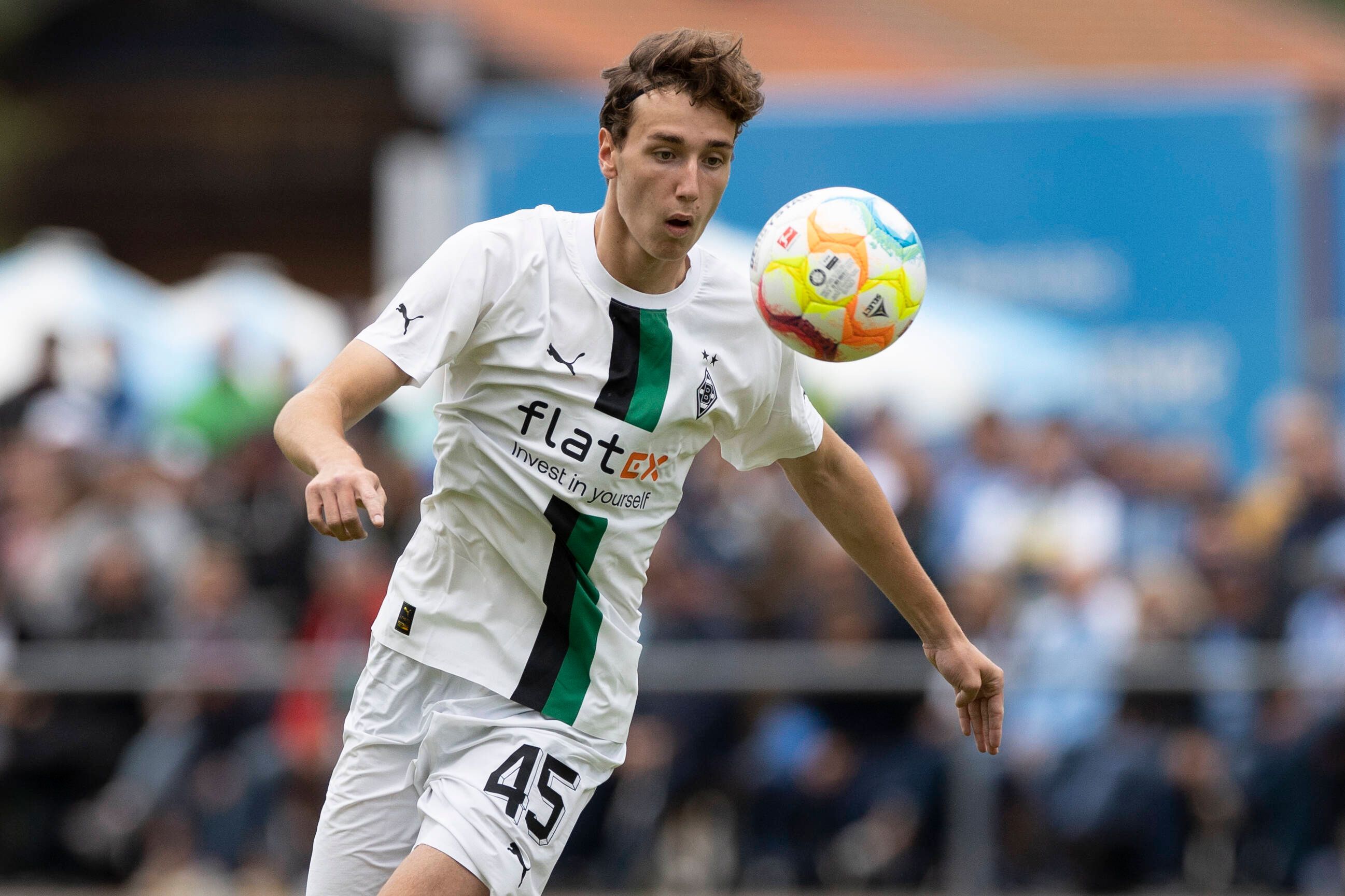 Simon Walde von Borussia Mönchengladbach blickt am 10. Juli 2022 konzentriert auf einen Ball, der auf Brusthöhe heranfliegt. Walde trägt dabei das weiße Heimtrikot von Borussia Mönchengladbach.