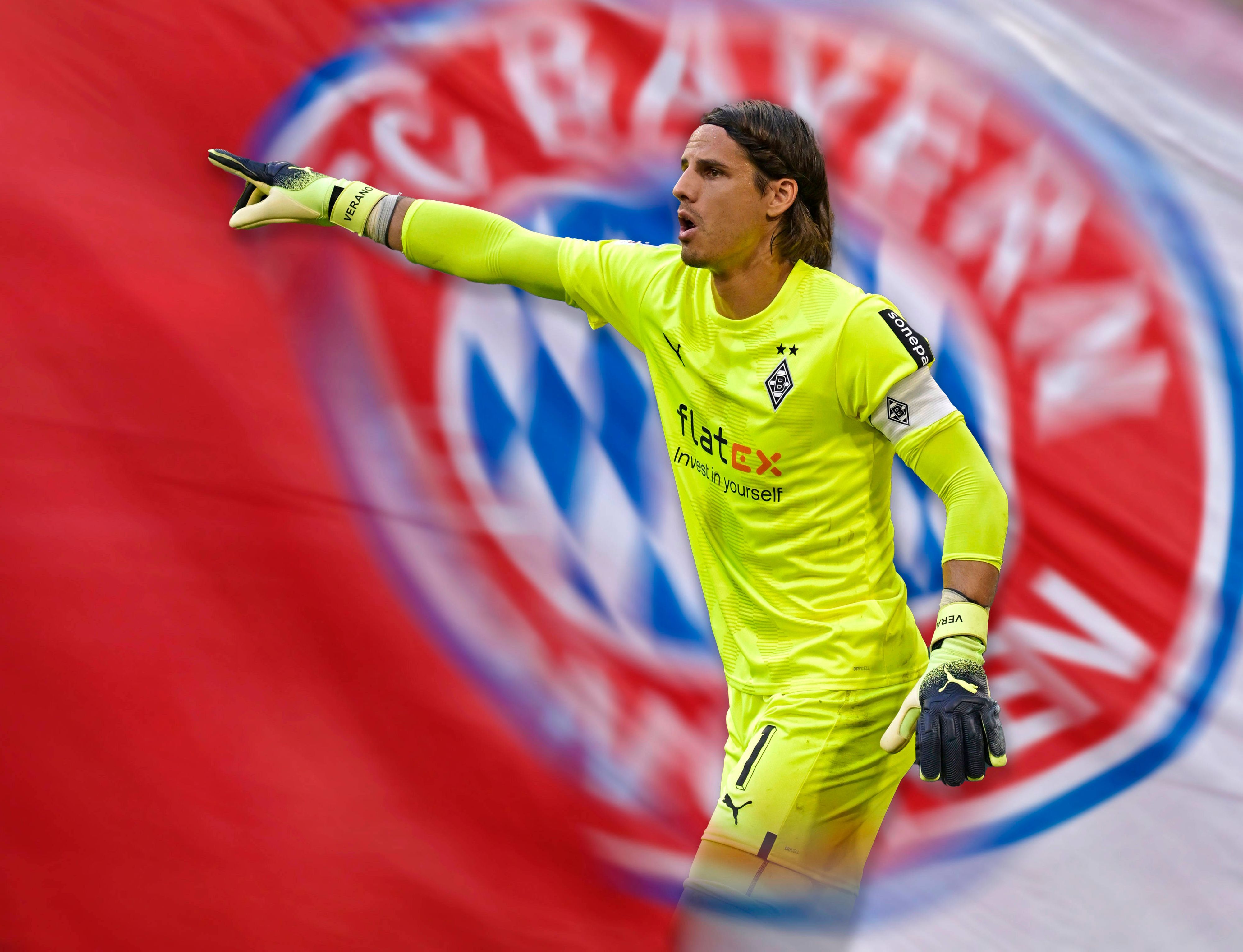 Yann Sommer, Keeper von Borussia Mönchengladbach, soll vor einem Wechsel zum FC Bayern München stehen. Die Fotomontage zeigt den Schweizer im knallgelben Trikot vor einer Bayern-Flagge.