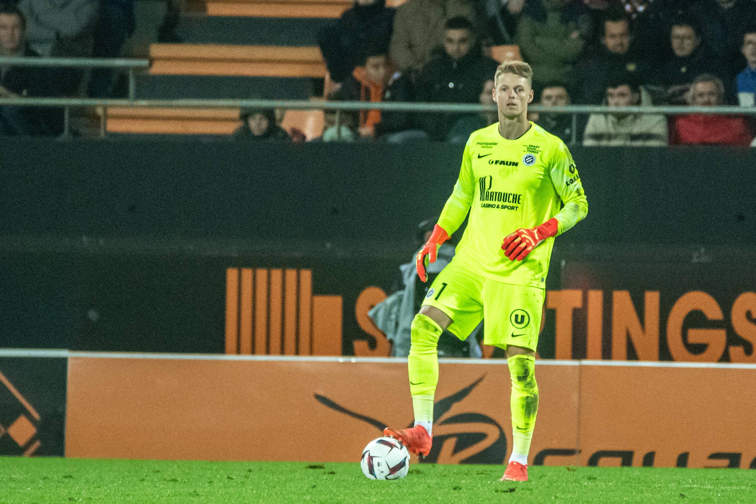 Jonas Omlin von HSC Montpellier, hier am 29. Dezember 2022 beim Ligue-1-Spiel gegen den FC Lorient im knallgelben Trikot beim Stoppen eines Balles mit dem rechten Fuß.