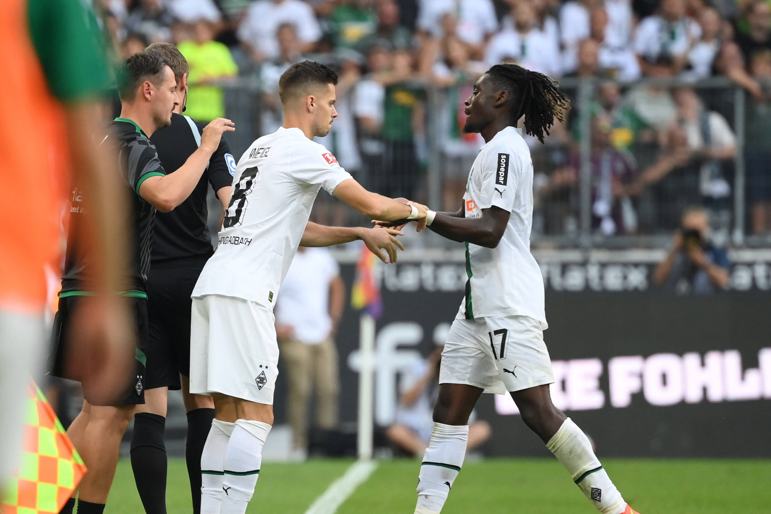 Julian Weigl von Borussia Mönchengladbach wird am 4. September 2022 im Spiel gegen den FSV Mainz 05 für seinen Teamkollegen Manu Koné eingewechselt.