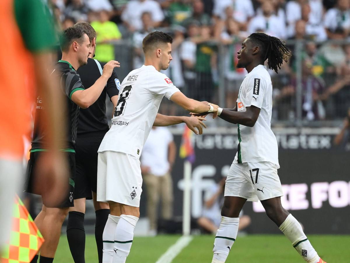Julian Weigl von Borussia Mönchengladbach wird am 4. September 2022 im Spiel gegen den FSV Mainz 05 für seinen Teamkollegen Manu Koné eingewechselt.