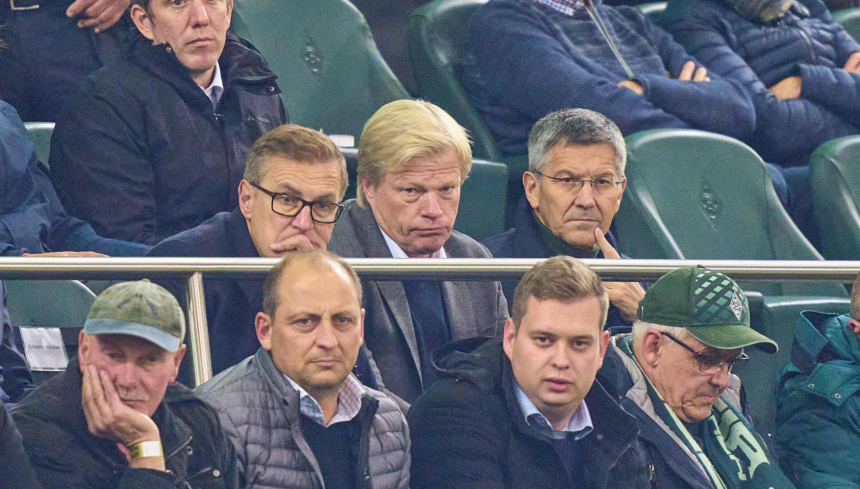 Oliver Kahn (M.), auf diesem Foto am 27. Oktober 2021 auf der VIP-Tribüne im Gladbacher Borussia-Park zu sehen. Der Vorstandsvorsitzende der FC Bayern München AG hat sich zur aktuellen Torwartsuche beim Rekordmeister geäußert. Kahn blickt finster drein, als er auf das Spielfeld schaut.