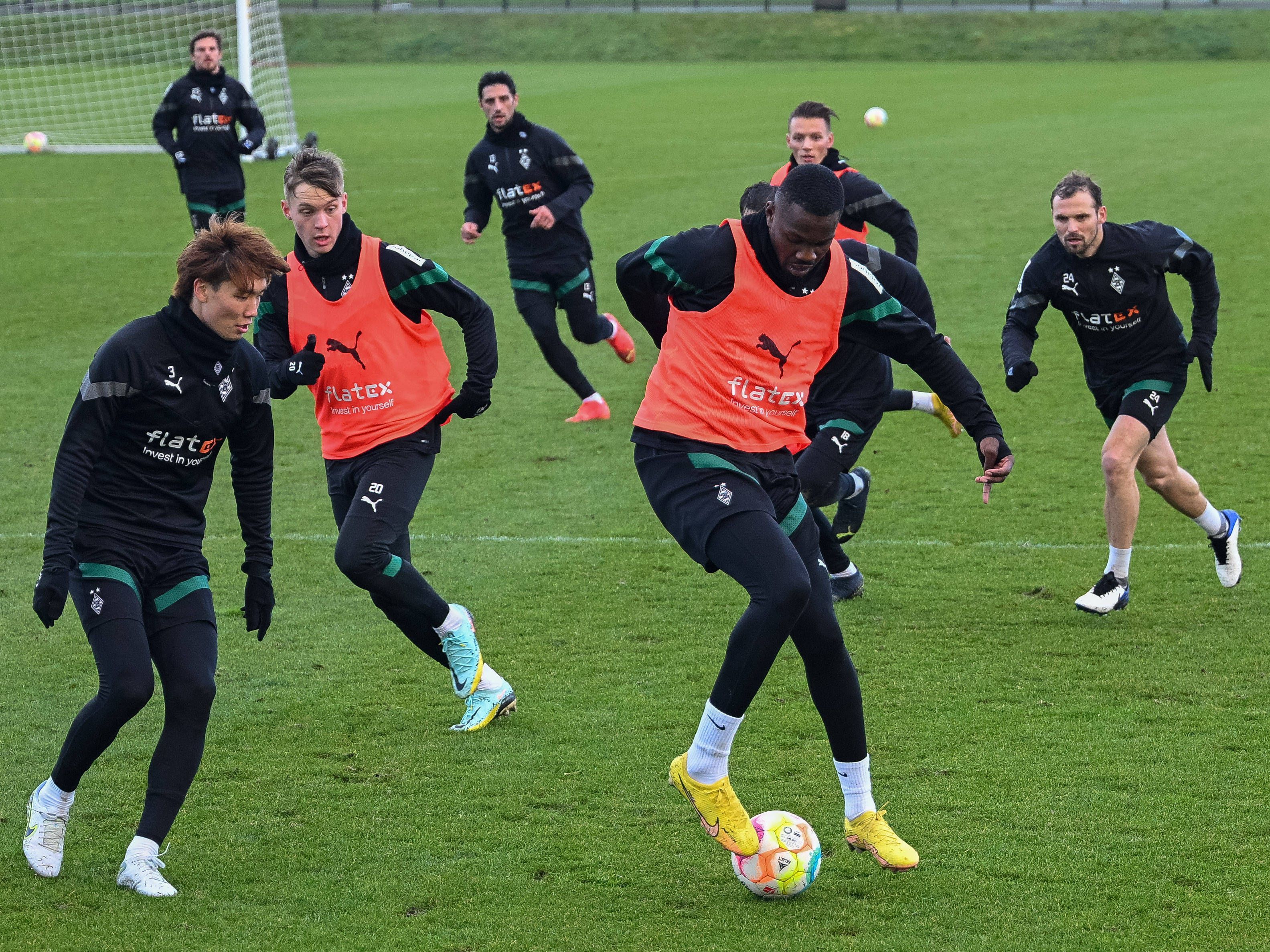 Vizeweltmeister und Stürmer Marcus Thuram (r.) ist nach seiner WM-Pause am Freitag (6. Januar 2023) bei Bundesligist Borussia Mönchengladbach wieder ins Training eingestiegen. Thuram hat den Ball am Fuß, Ko Itakura will ihn stören.