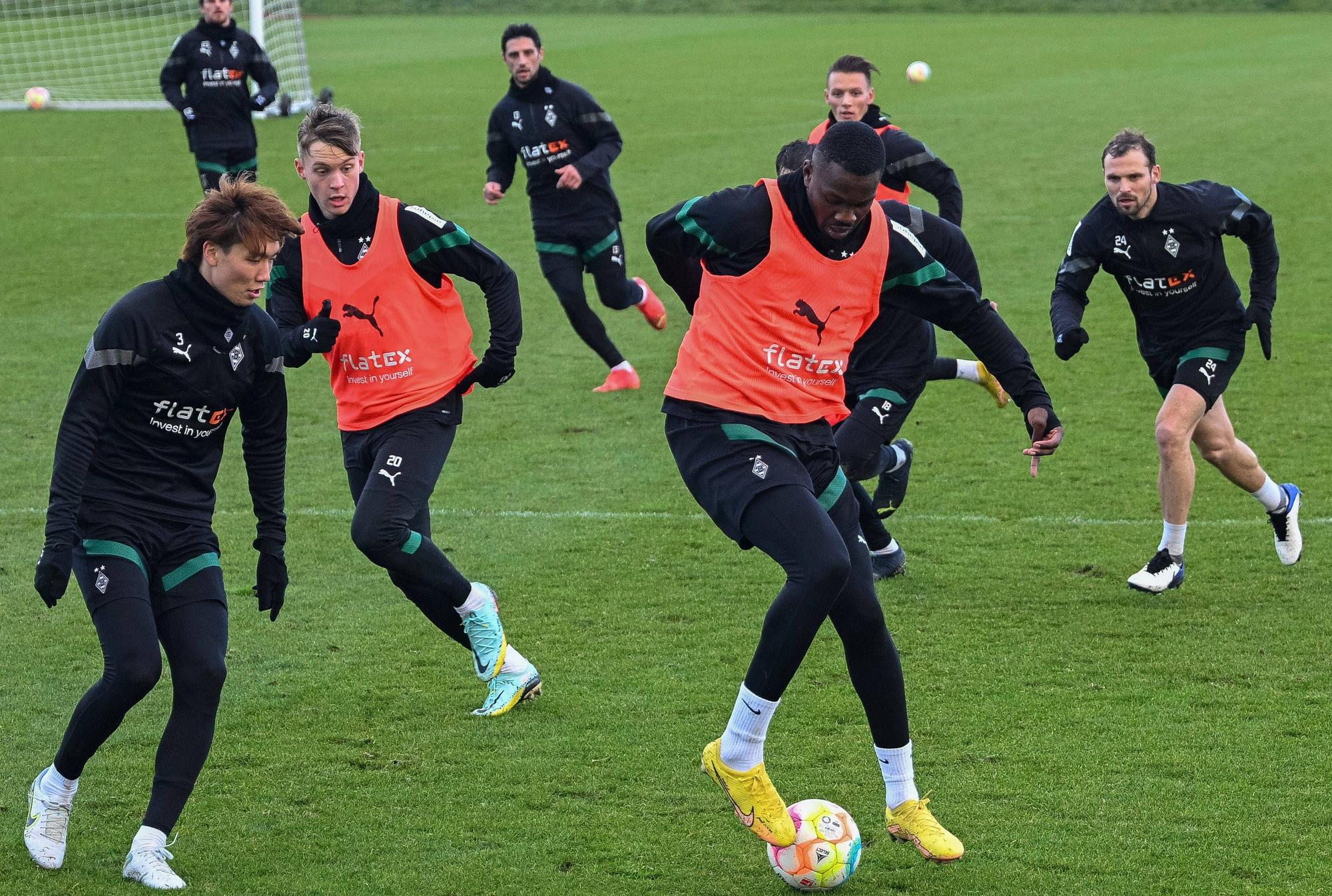 Vizeweltmeister und Stürmer Marcus Thuram (r.) ist nach seiner WM-Pause am Freitag (6. Januar 2023) bei Bundesligist Borussia Mönchengladbach wieder ins Training eingestiegen. Thuram hat den Ball am Fuß, Ko Itakura will ihn stören.