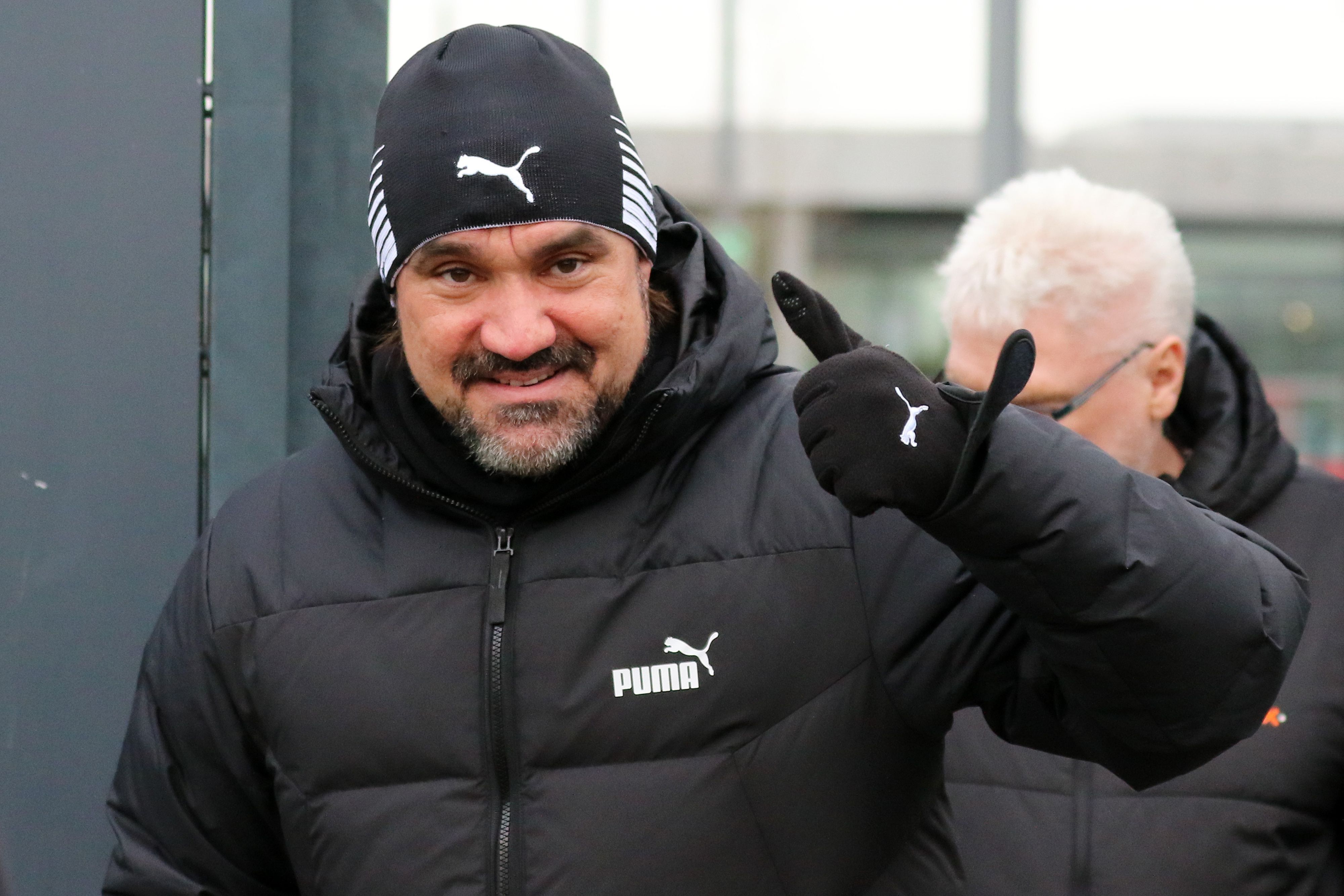 Daumen hoch! Daniel Farke, Trainer von Borussia Mönchengladbach, auf diesem Foto am 5. Januar 2023 auf dem Fohlen-Trainingsgelände zu sehen. Farke trägt eine Mütze und lächelt.