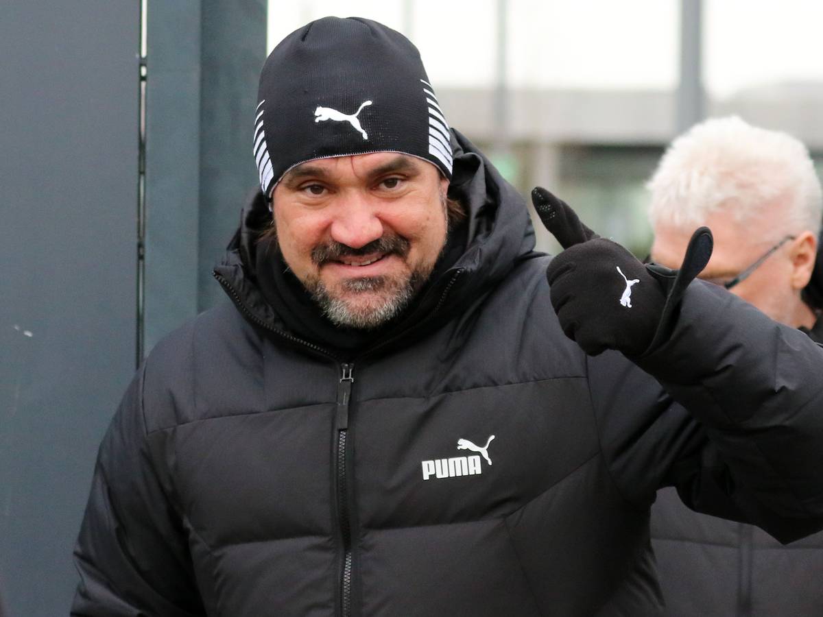 Daumen hoch! Daniel Farke, Trainer von Borussia Mönchengladbach, auf diesem Foto am 5. Januar 2023 auf dem Fohlen-Trainingsgelände zu sehen. Farke trägt eine Mütze und lächelt.
