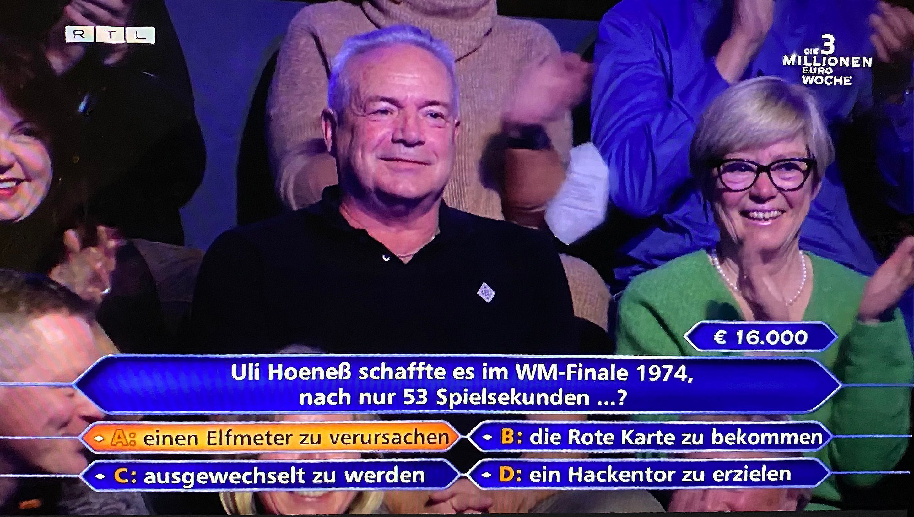 Dieser Studio-Gast mit Gladbach-Raute auf der Brust hat am Donnerstag (5. Januar 2023) bei der „RTL“-Show „Wer wird Millionär“mit Moderator Günther Jauch plötzlich im Rampenlicht gestanden. Er lächelt in die Kamera, das Publikum klatscht.