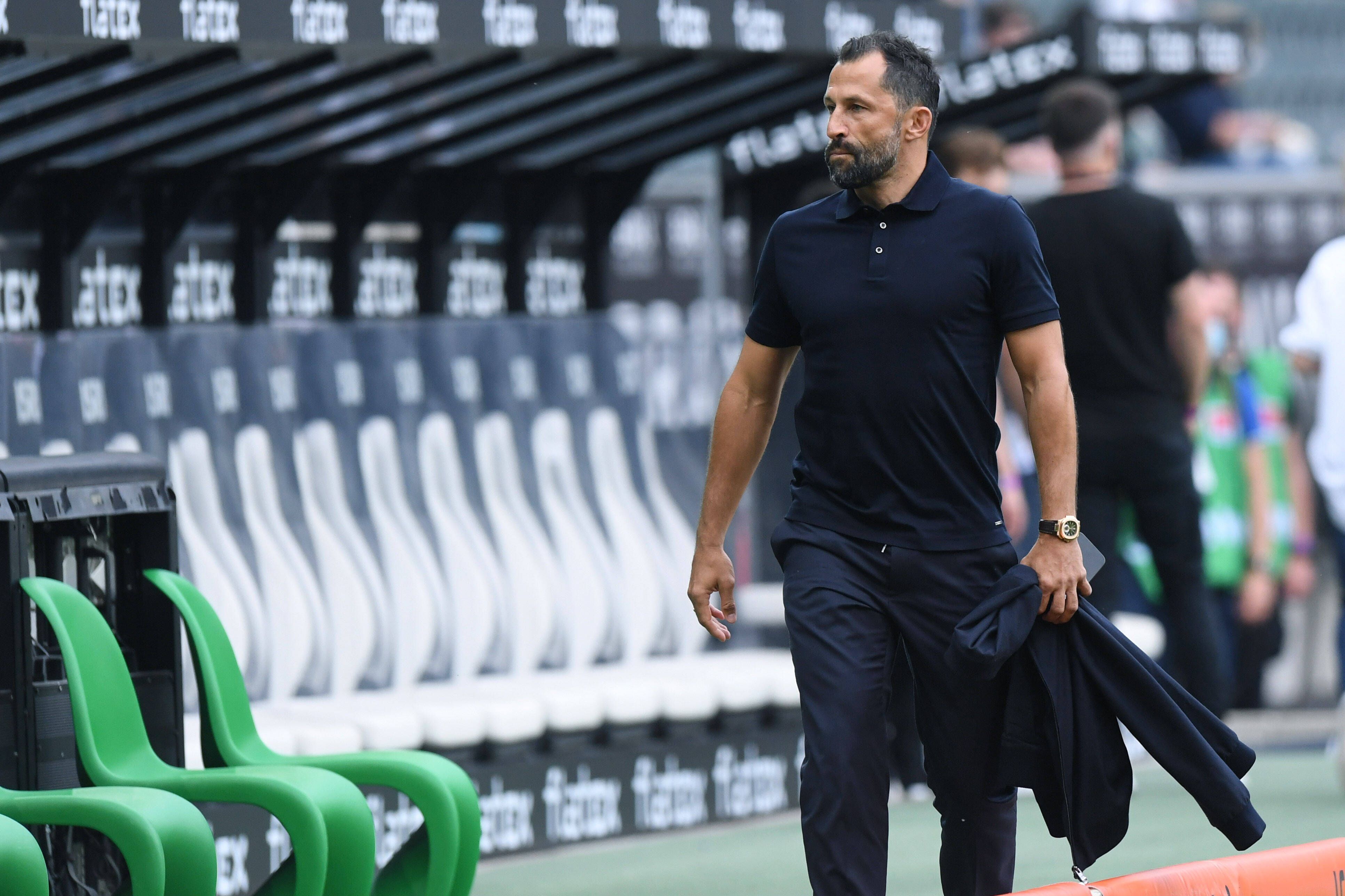 Hasan Salihamidzic, Sportvorstand bei Fußball-Bundesligist Bayern München, hat sich zur aktuellen Torwartsuche des Rekordmeisters geäußert. Hier ist er am 13. August 2021 im Gladbacher Borussia-Pak zu sehen. Salihamidzic geht an der Seitenlinie des Stadionspielfeldes entlang und blickt Richtung Zuschauerränge.