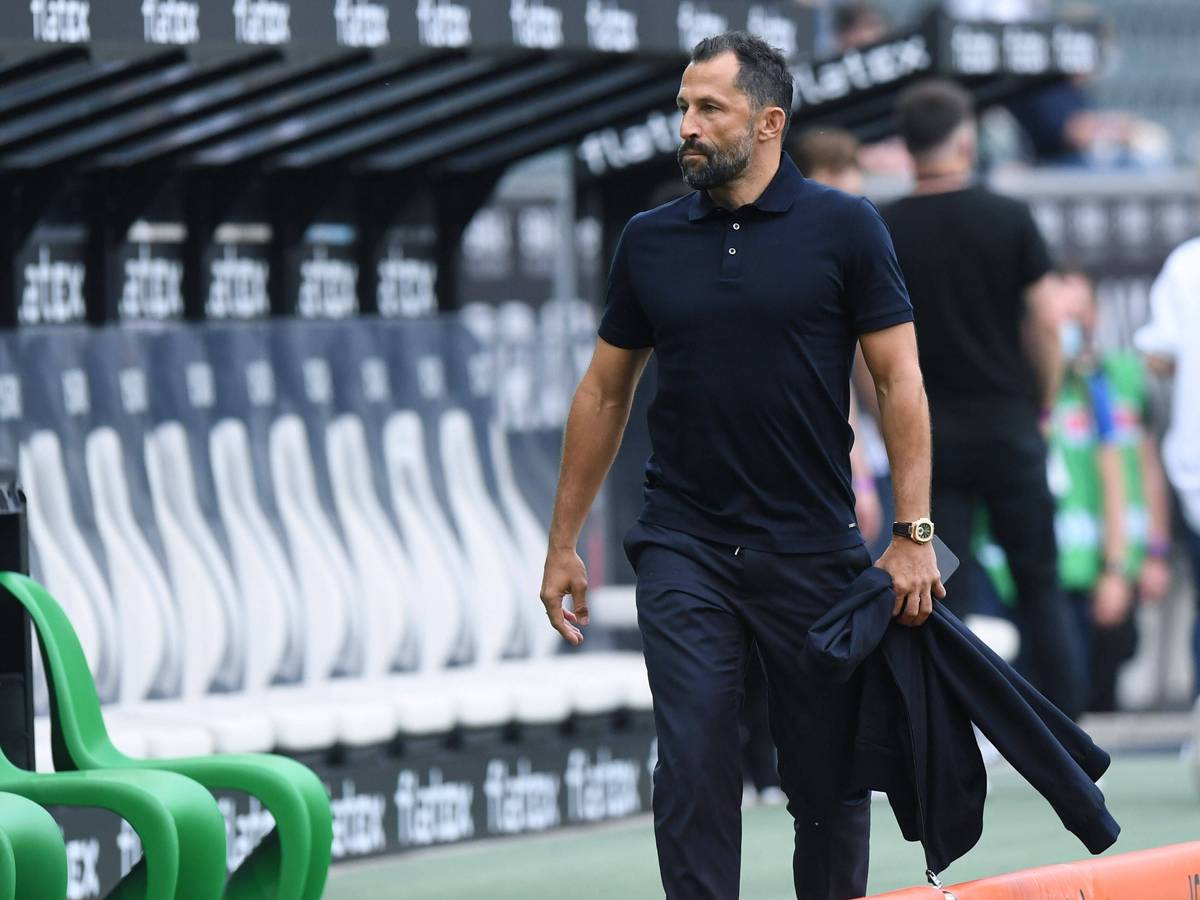 Hasan Salihamidzic, Sportvorstand bei Fußball-Bundesligist Bayern München, hat sich zur aktuellen Torwartsuche des Rekordmeisters geäußert. Hier ist er am 13. August 2021 im Gladbacher Borussia-Pak zu sehen. Salihamidzic geht an der Seitenlinie des Stadionspielfeldes entlang und blickt Richtung Zuschauerränge.