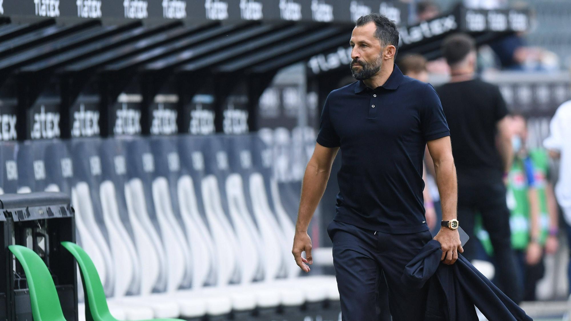 Hasan Salihamidzic, Sportvorstand bei Fußball-Bundesligist Bayern München, hat sich zur aktuellen Torwartsuche des Rekordmeisters geäußert. Hier ist er am 13. August 2021 im Gladbacher Borussia-Pak zu sehen. Salihamidzic geht an der Seitenlinie des Stadionspielfeldes entlang und blickt Richtung Zuschauerränge.