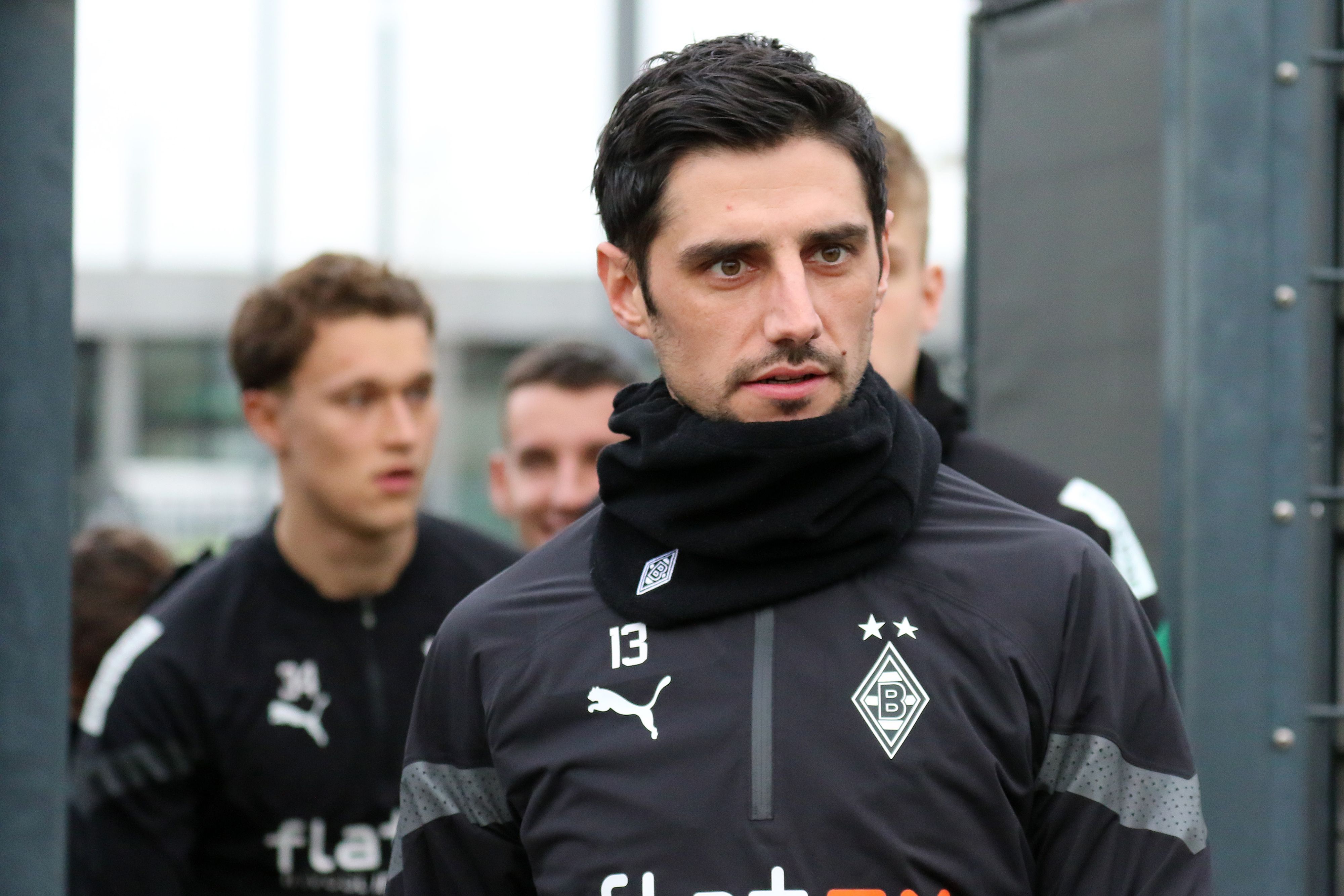 Lars Stindl ist Kapitän bei Fußball-Bundesligist Borussia Mönchengladbach. Auf diesem Bild ist der offensive Mittelfeldspieler am 5. Januar 2023 im Borussia-Park zu sehen. Stindl trägt einen Halsschutz und blickt nach vorne.