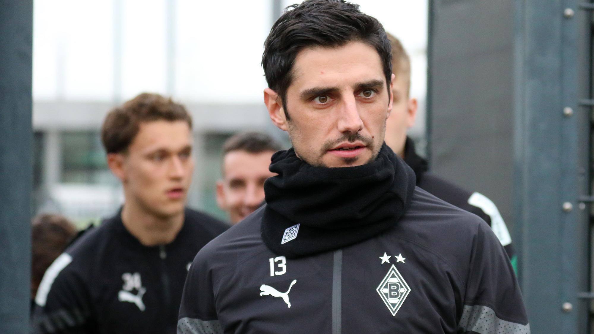 Lars Stindl ist Kapitän bei Fußball-Bundesligist Borussia Mönchengladbach. Auf diesem Bild ist der offensive Mittelfeldspieler am 5. Januar 2023 im Borussia-Park zu sehen. Stindl trägt einen Halsschutz und blickt nach vorne.