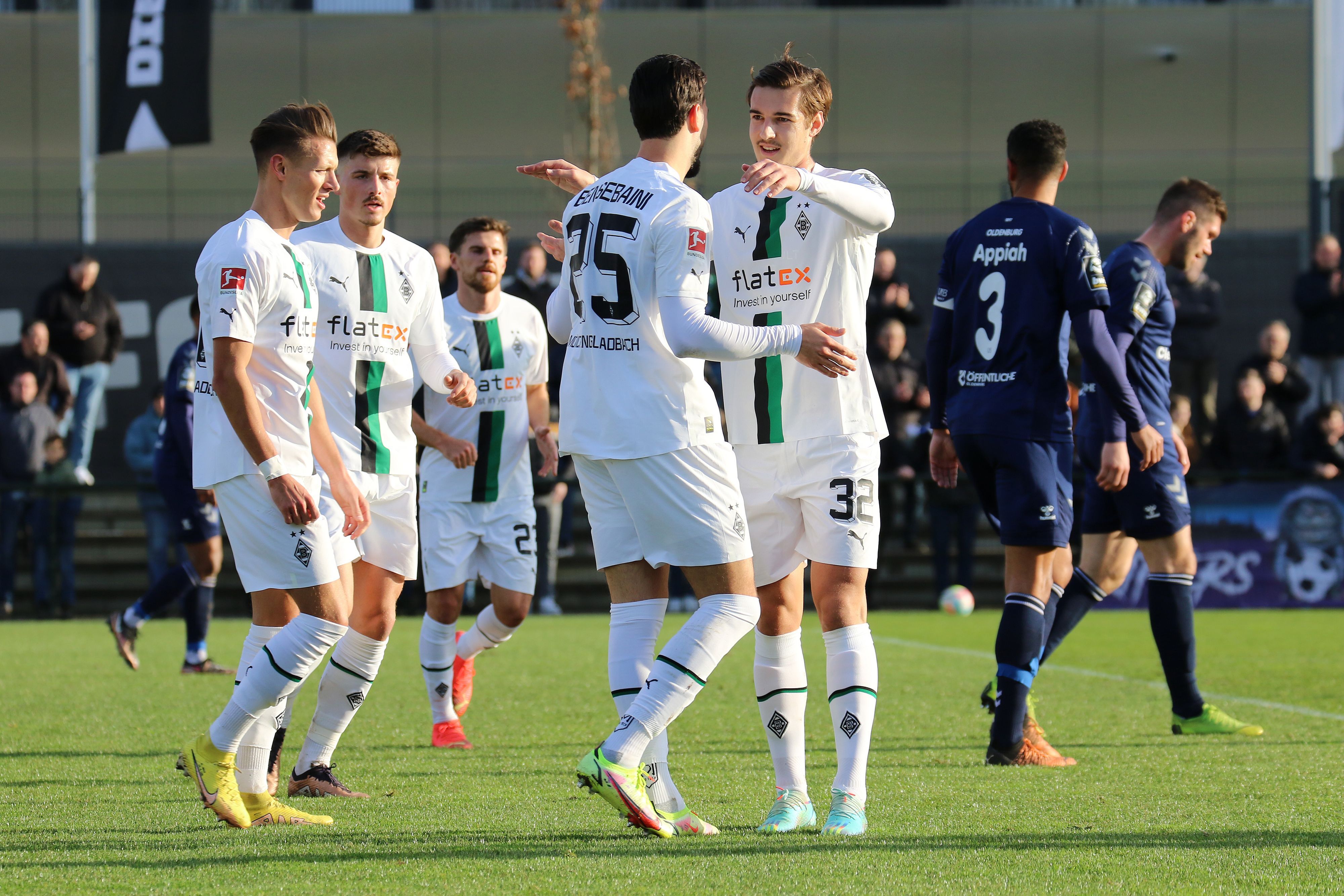 Borussia Mönchengladbach hat am Samstag (7. Januar 2023) das Testspiel gegen den VfB Oldenburg 2:0 gewonnen. Auf dem Foto ist Gladbachs Florian Neuhaus (r.) beim Jubel zum 1:0 mit seinem Teamkollegen Ramy Bensebaini zu sehen.