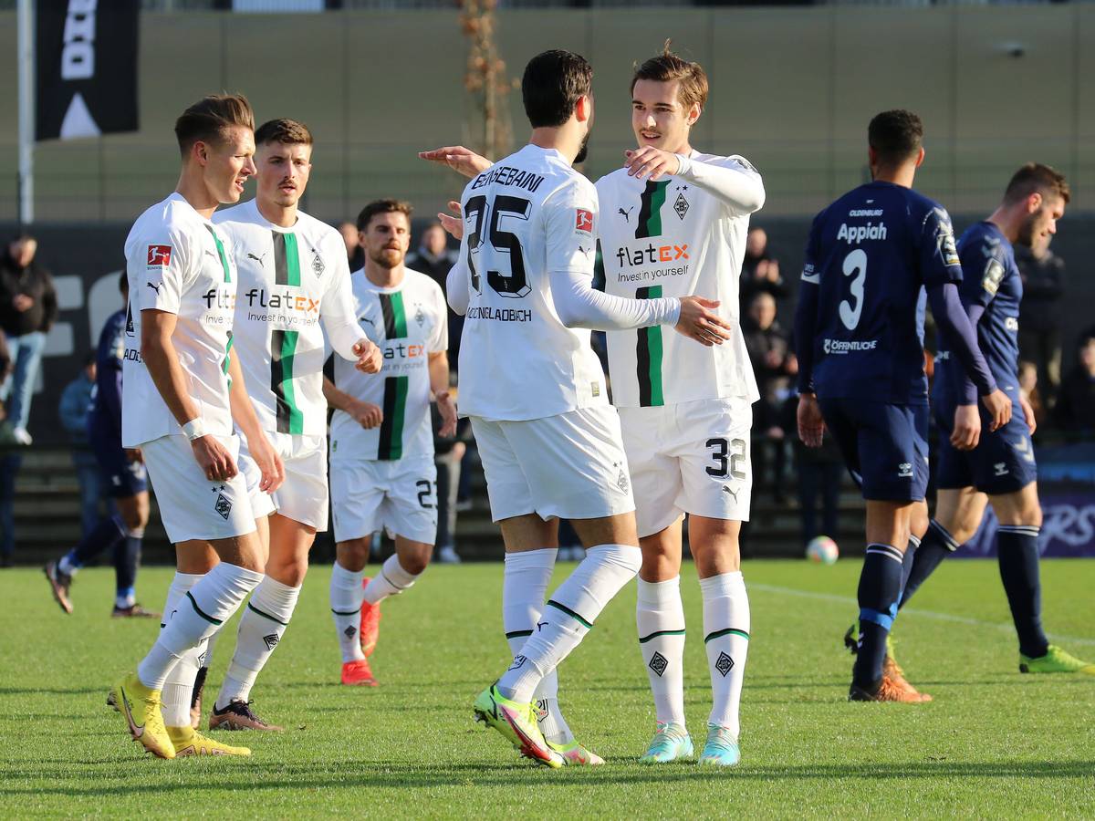 Borussia Mönchengladbach hat am Samstag (7. Januar 2023) das Testspiel gegen den VfB Oldenburg 2:0 gewonnen. Auf dem Foto ist Gladbachs Florian Neuhaus (r.) beim Jubel zum 1:0 mit seinem Teamkollegen Ramy Bensebaini zu sehen.