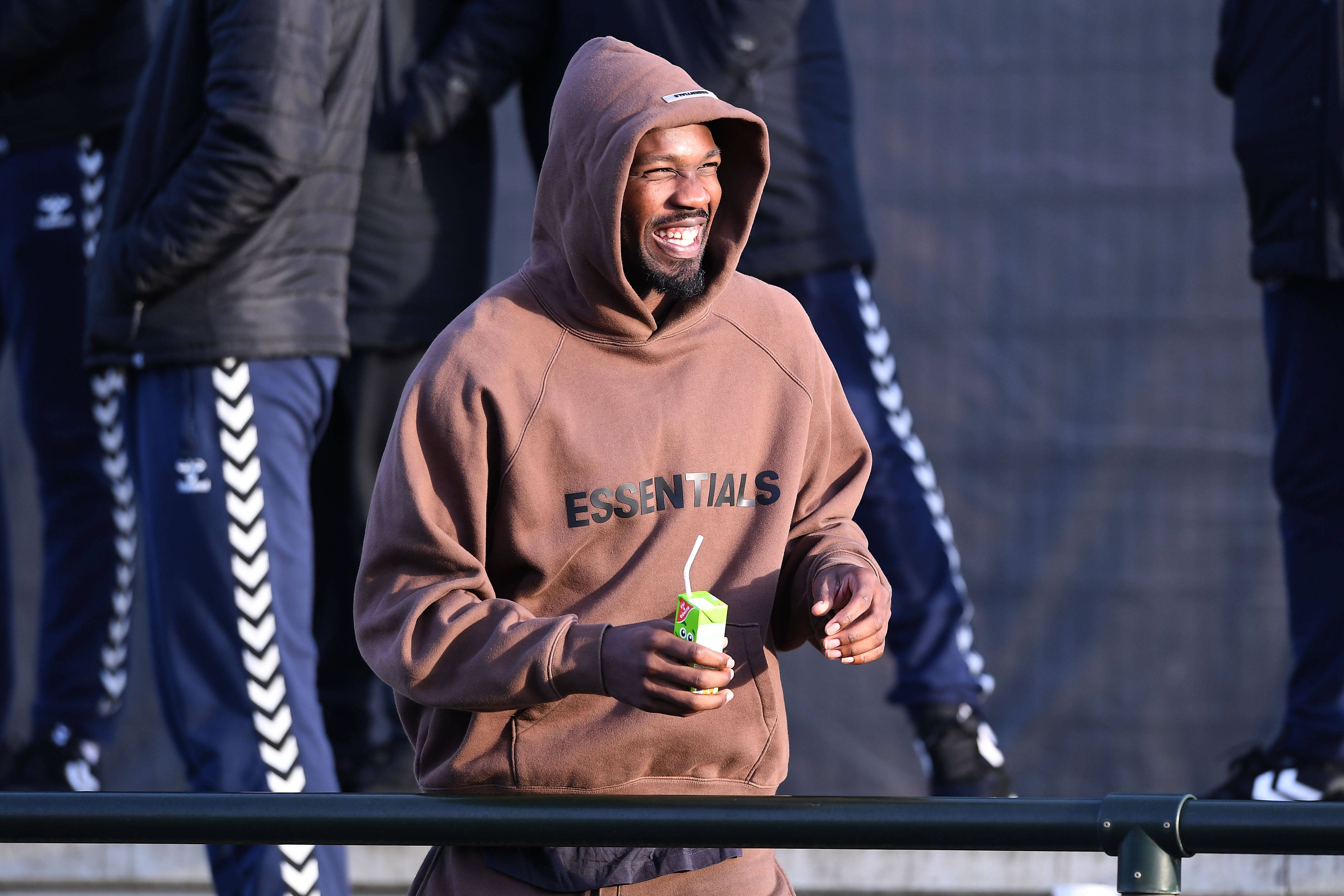 Marcus Thuram, Angreifer von Borussia Mönchengladbach, hier am 7. Januar 2023 beim Testspiel gegen den VfB Oldenburg als Zuschauer im braunen Hoodie mit Kapuze und mit Trinkpäckchen in der Hand.