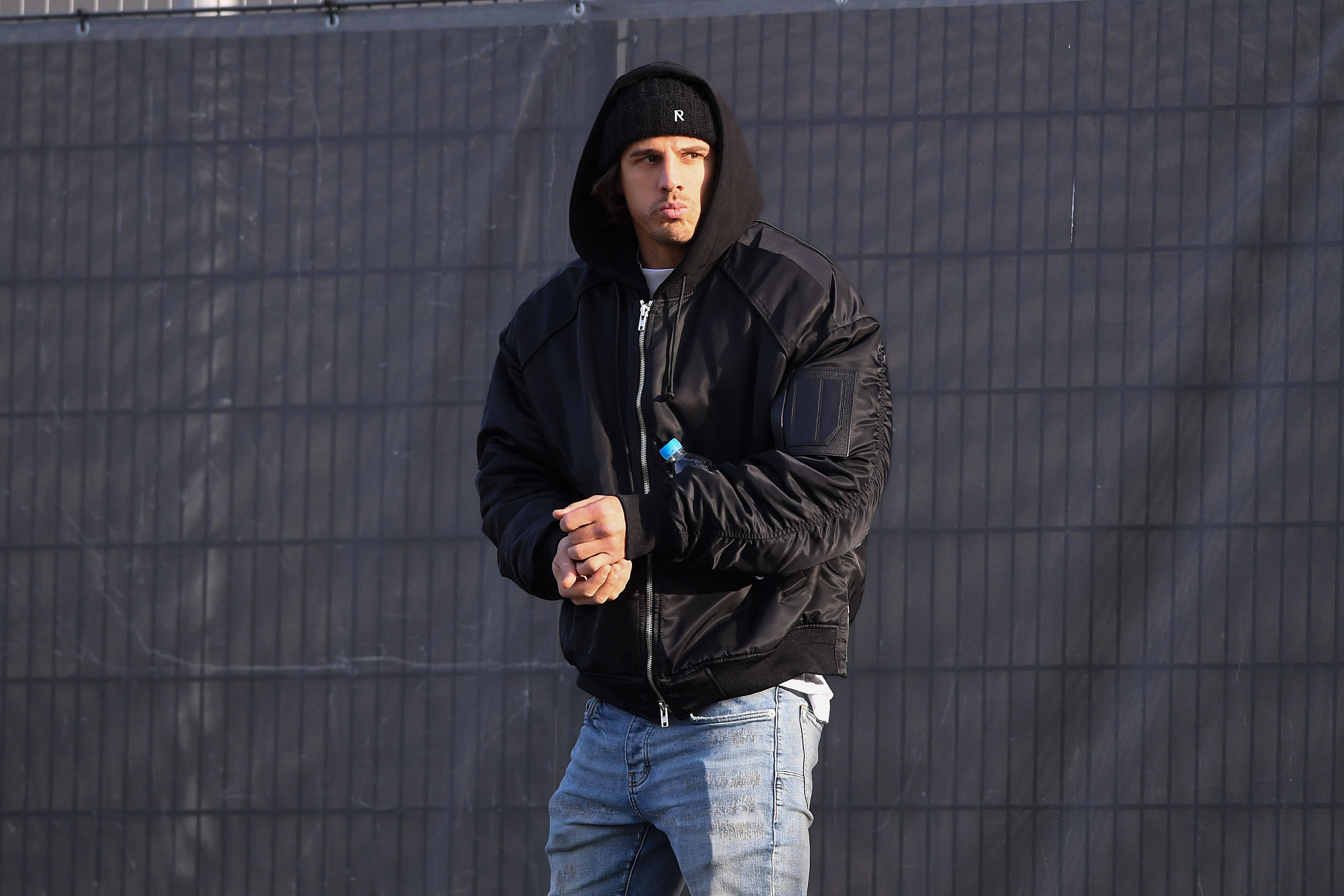 Yann Sommer, Keeper von Borussia Mönchengladbach, wird derzeit von Rekordmeister Bayern München umworben. Das Foto zeigt den Schweizer am 7. Januar 2023 als Zuschauer beim Testspiel gegen den VfB Oldenburg mit Mütze und schwarzem Hoodie ernst schauend.