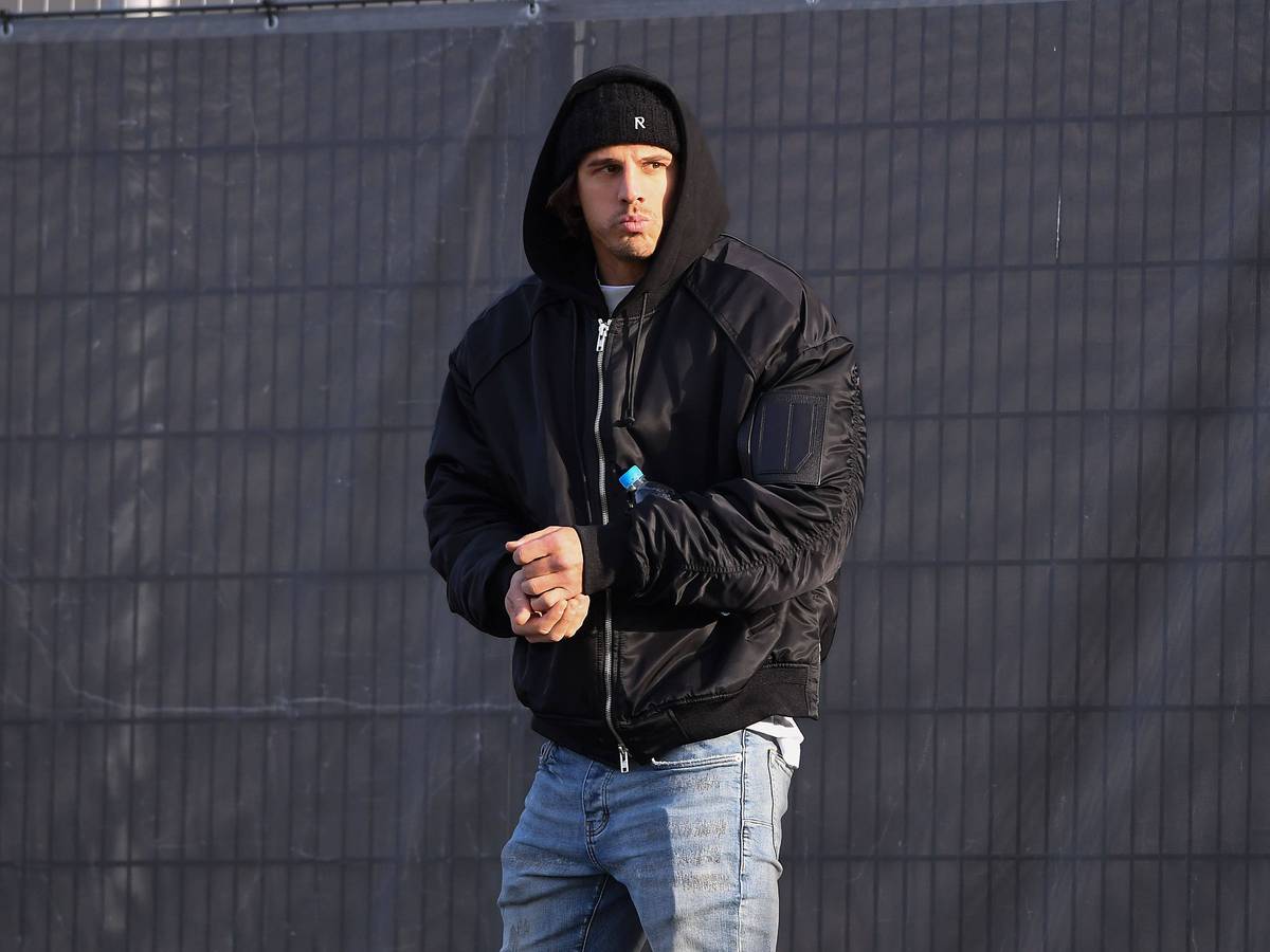 Yann Sommer, Keeper von Borussia Mönchengladbach, wird derzeit von Rekordmeister Bayern München umworben. Das Foto zeigt den Schweizer am 7. Januar 2023 als Zuschauer beim Testspiel gegen den VfB Oldenburg mit Mütze und schwarzem Hoodie ernst schauend.