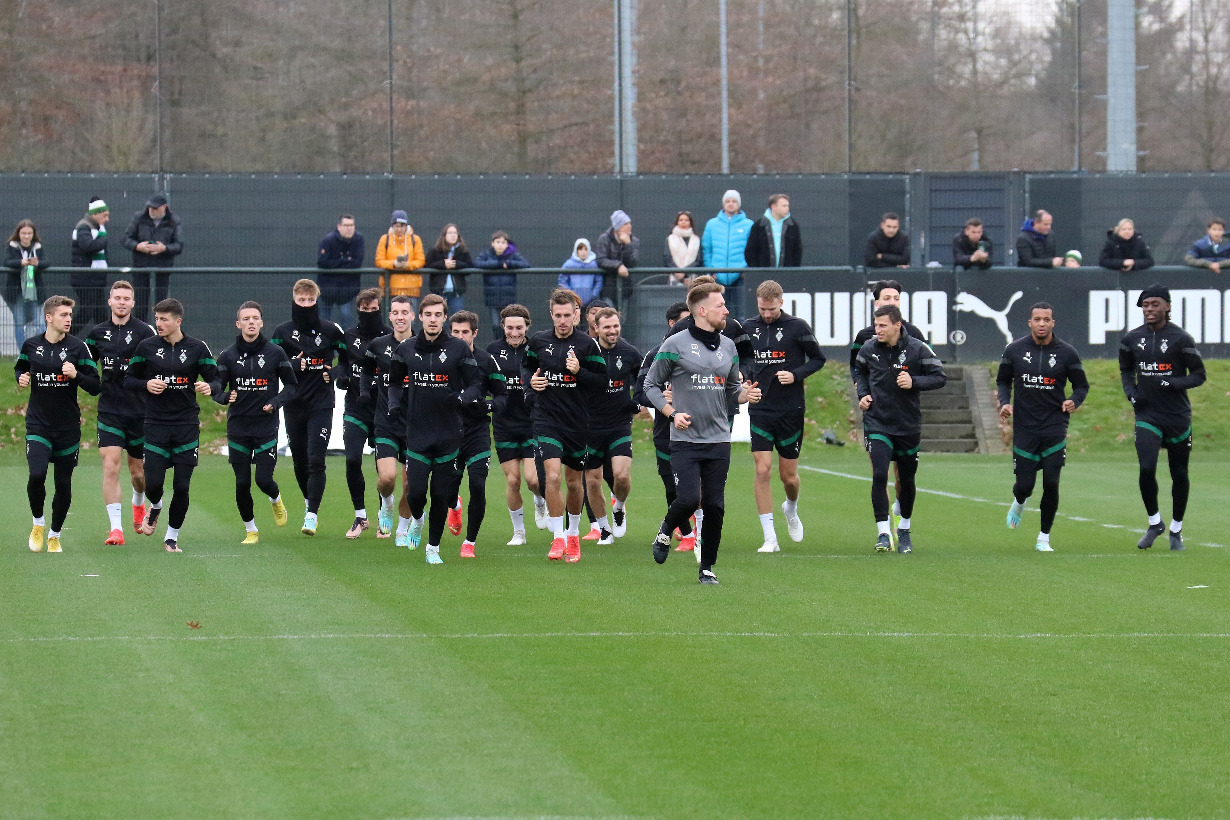 Das Team von Borussia Mönchengladbach bei einer Trainingseinheit am 5. Januar 2023 im Borussia-Park beim Laufen.
