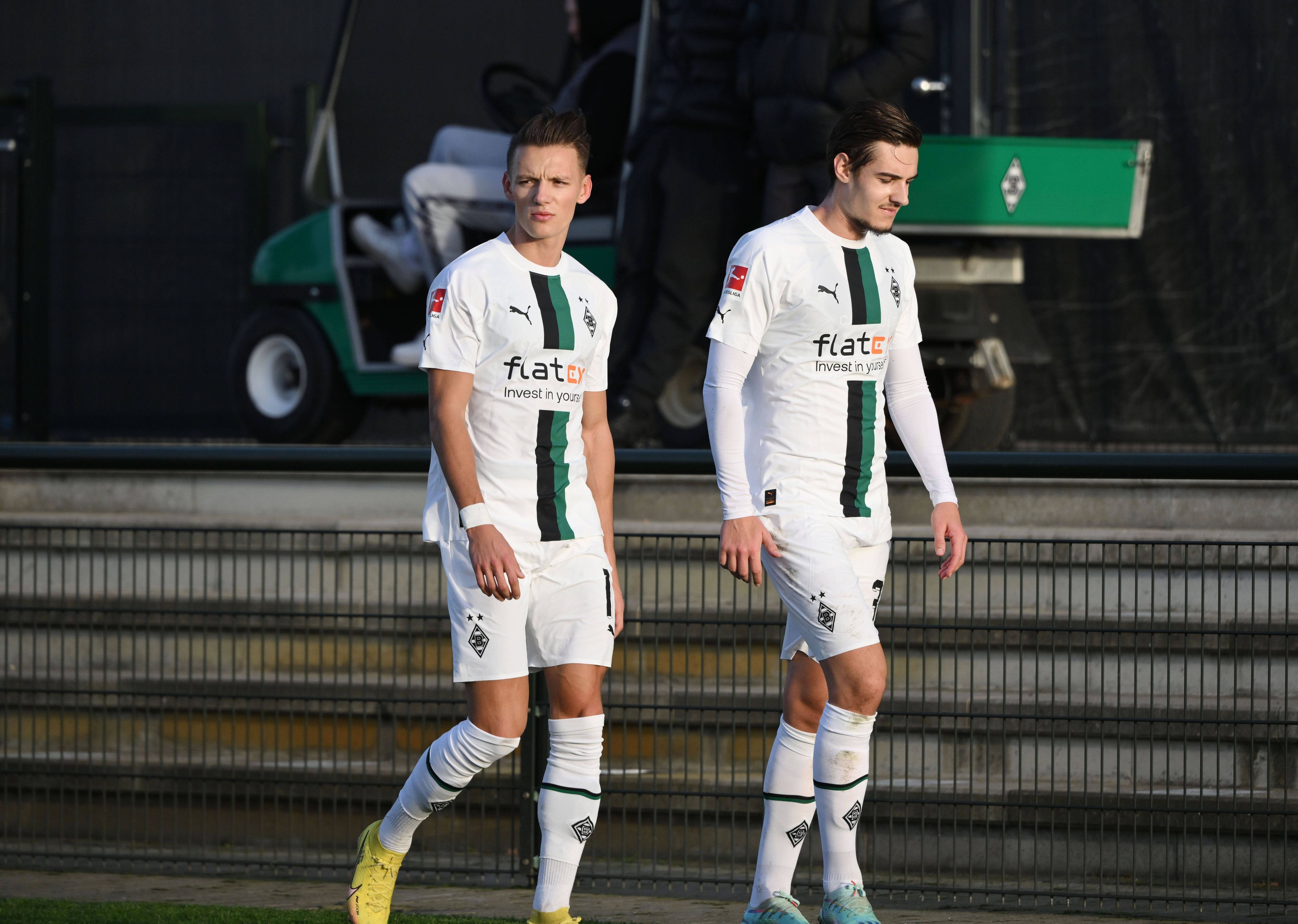 Hannes Wolf (l.) und Florian Neuhaus (r.) von Borussia Mönchengladbach haben am Samstag (7. Januar 2023) im Testspiel gegen den VfB Oldenburg nach langer Verletzungspause ihr Comeback gegeben. Das Foto zeigt beide bei ihrer Auswechslung in der 62. Minute.