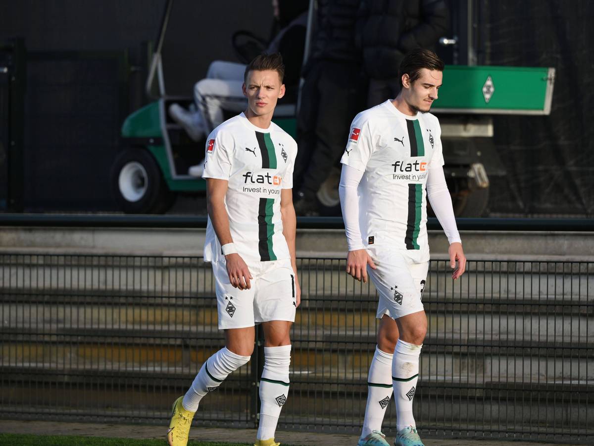 Hannes Wolf (l.) und Florian Neuhaus (r.) von Borussia Mönchengladbach haben am Samstag (7. Januar 2023) im Testspiel gegen den VfB Oldenburg nach langer Verletzungspause ihr Comeback gegeben. Das Foto zeigt beide bei ihrer Auswechslung in der 62. Minute.