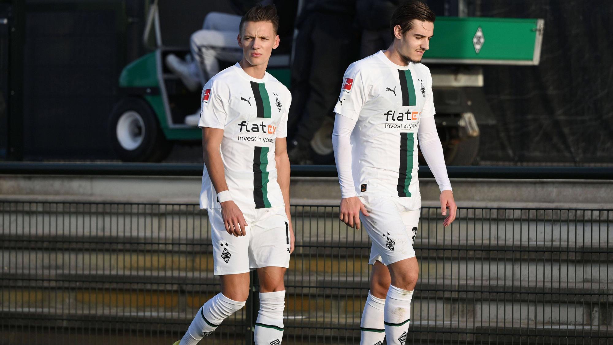 Hannes Wolf (l.) und Florian Neuhaus (r.) von Borussia Mönchengladbach haben am Samstag (7. Januar 2023) im Testspiel gegen den VfB Oldenburg nach langer Verletzungspause ihr Comeback gegeben. Das Foto zeigt beide bei ihrer Auswechslung in der 62. Minute.