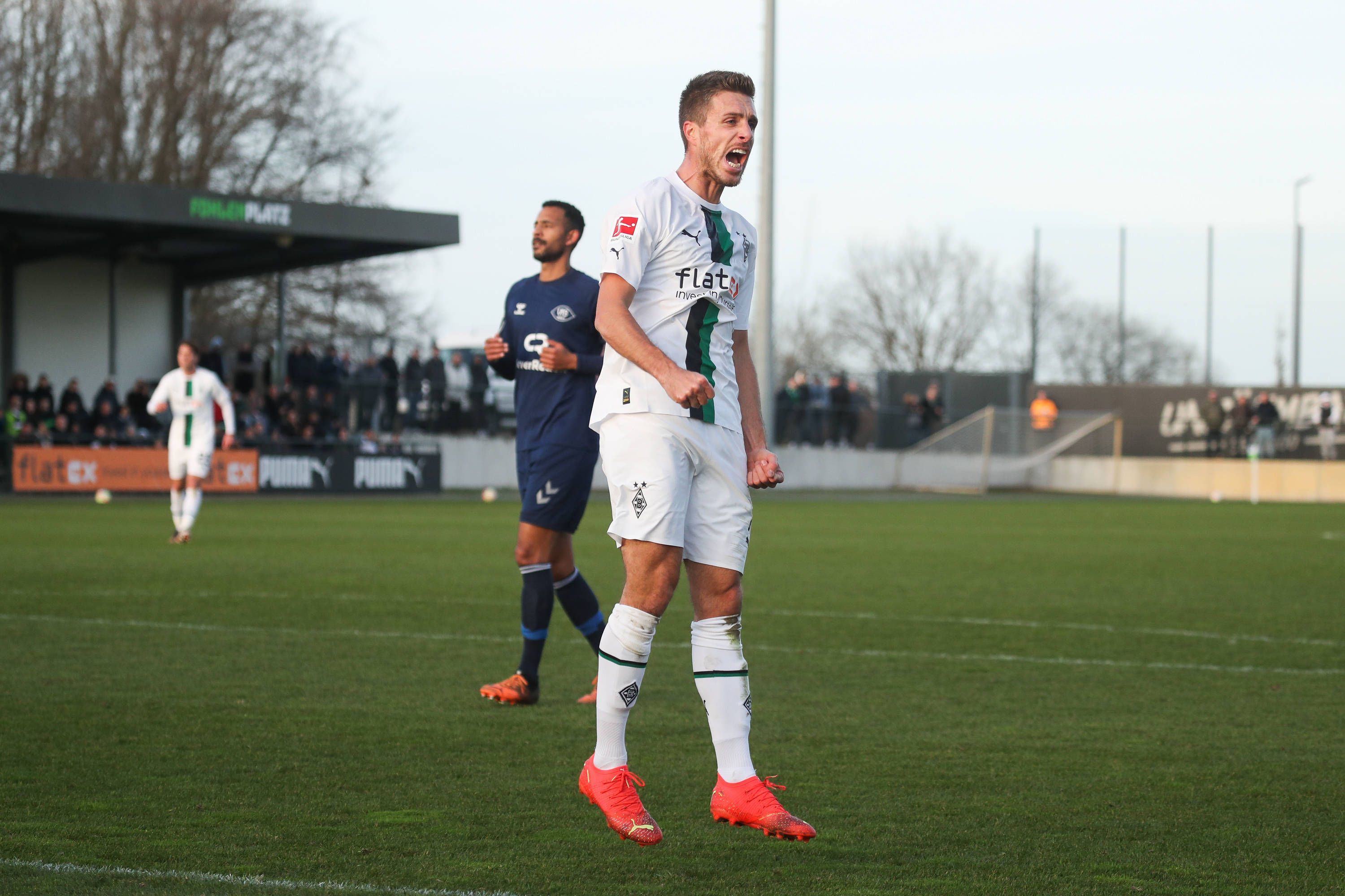 Patrick Herrmann von Borussia Mönchengladbach jubelt nach seinem Tor zum 2:0 gegen den VfB Oldenburg am 7. Januar 2023 auf dem Fohlenplatz.
