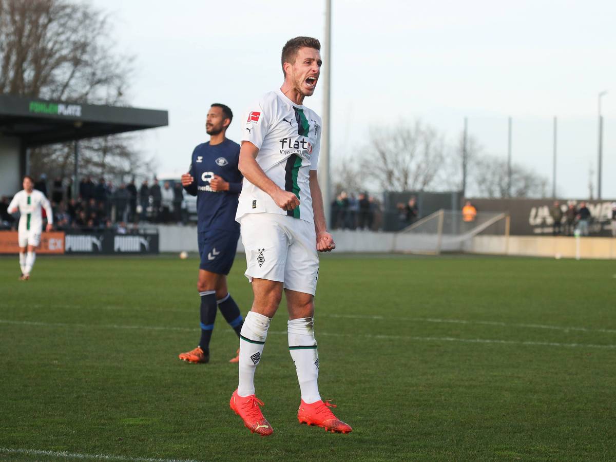 Patrick Herrmann von Borussia Mönchengladbach jubelt nach seinem Tor zum 2:0 gegen den VfB Oldenburg am 7. Januar 2023 auf dem Fohlenplatz.
