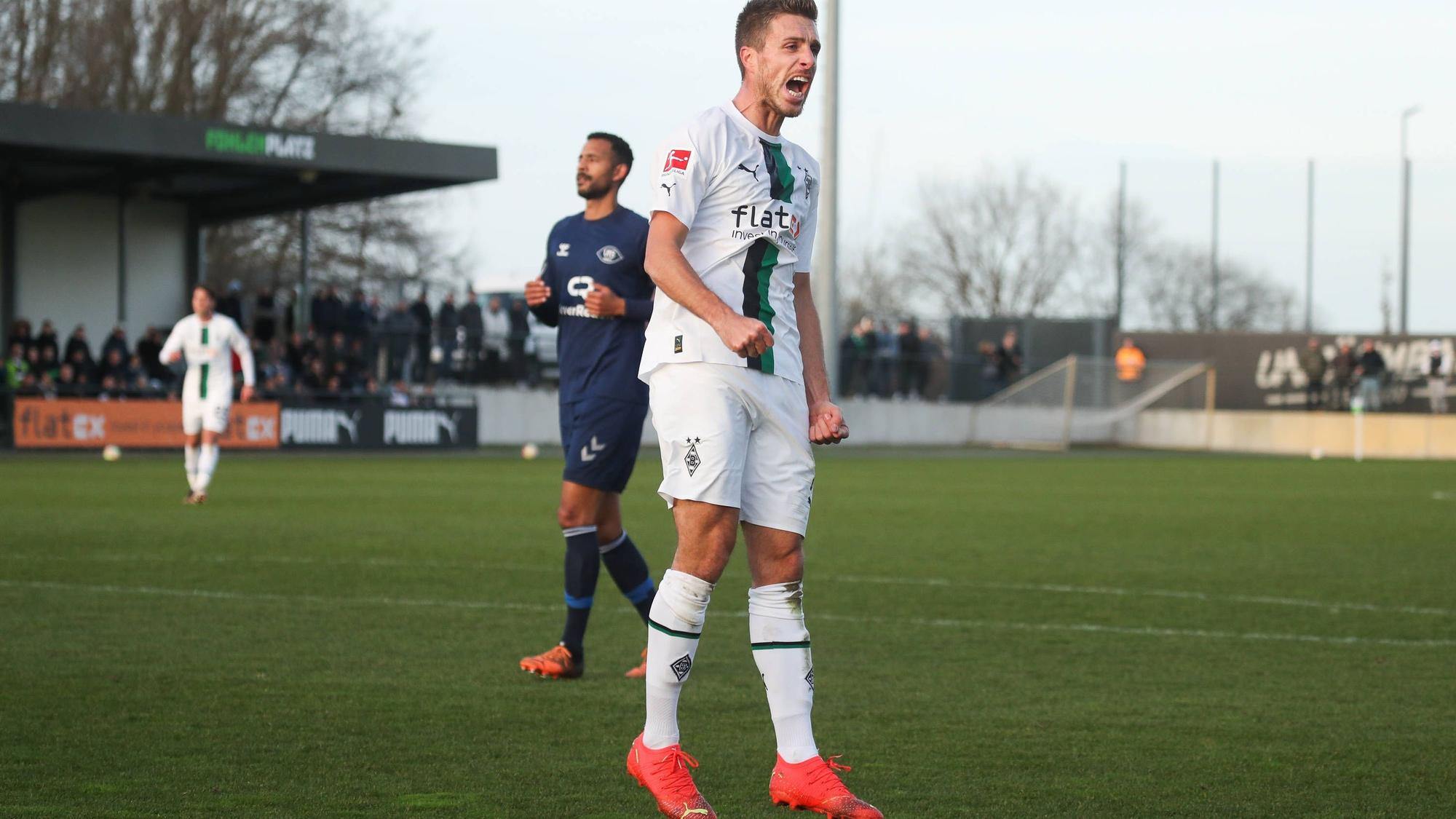 Patrick Herrmann von Borussia Mönchengladbach jubelt nach seinem Tor zum 2:0 gegen den VfB Oldenburg am 7. Januar 2023 auf dem Fohlenplatz.