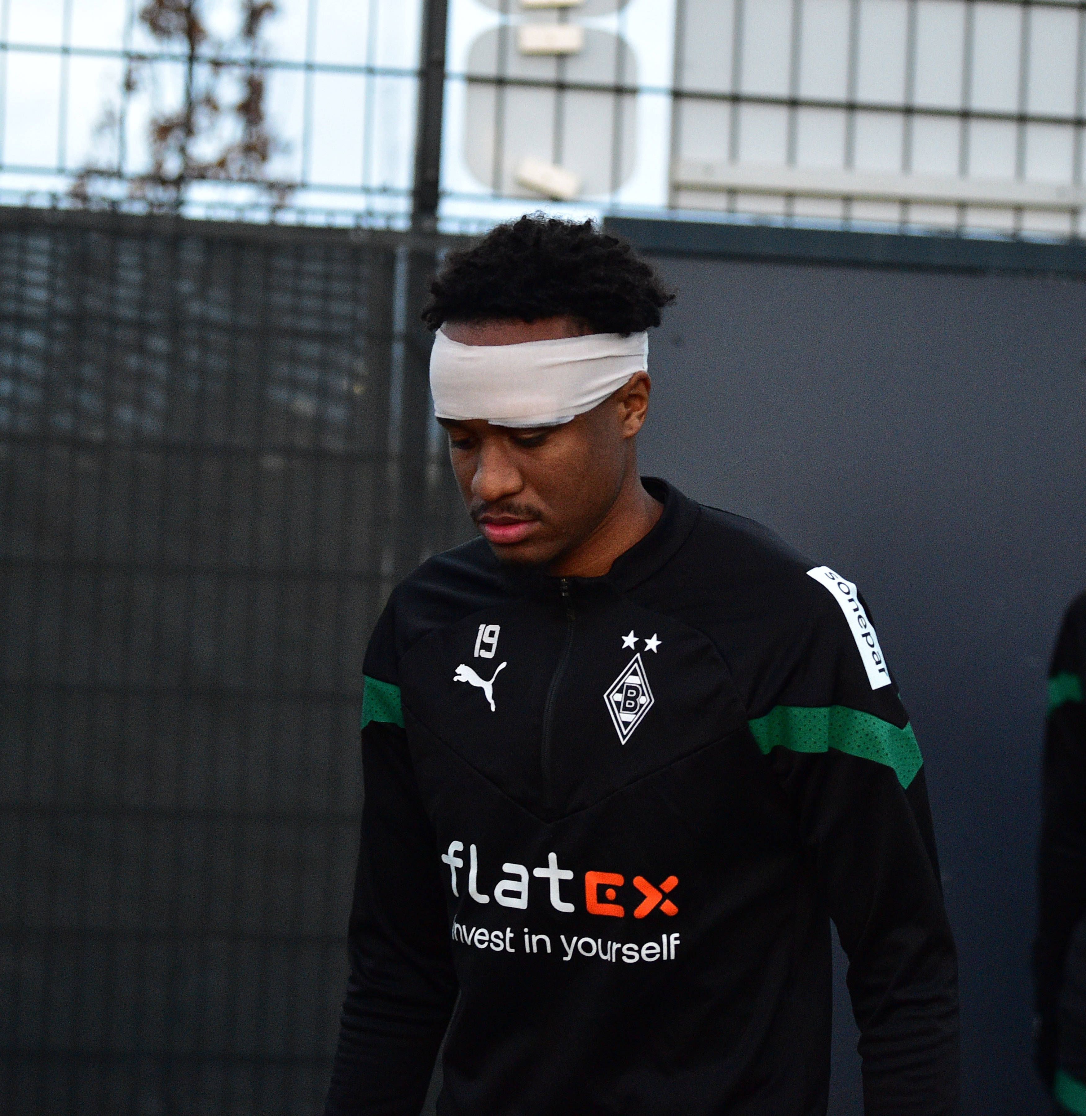 Nathan N'Goumou von Borussia Mönchengladbach musste wegen eines Hagelkorns am Auge am Montag (9. Januar 2023) mit auffälligem Verband trainieren.