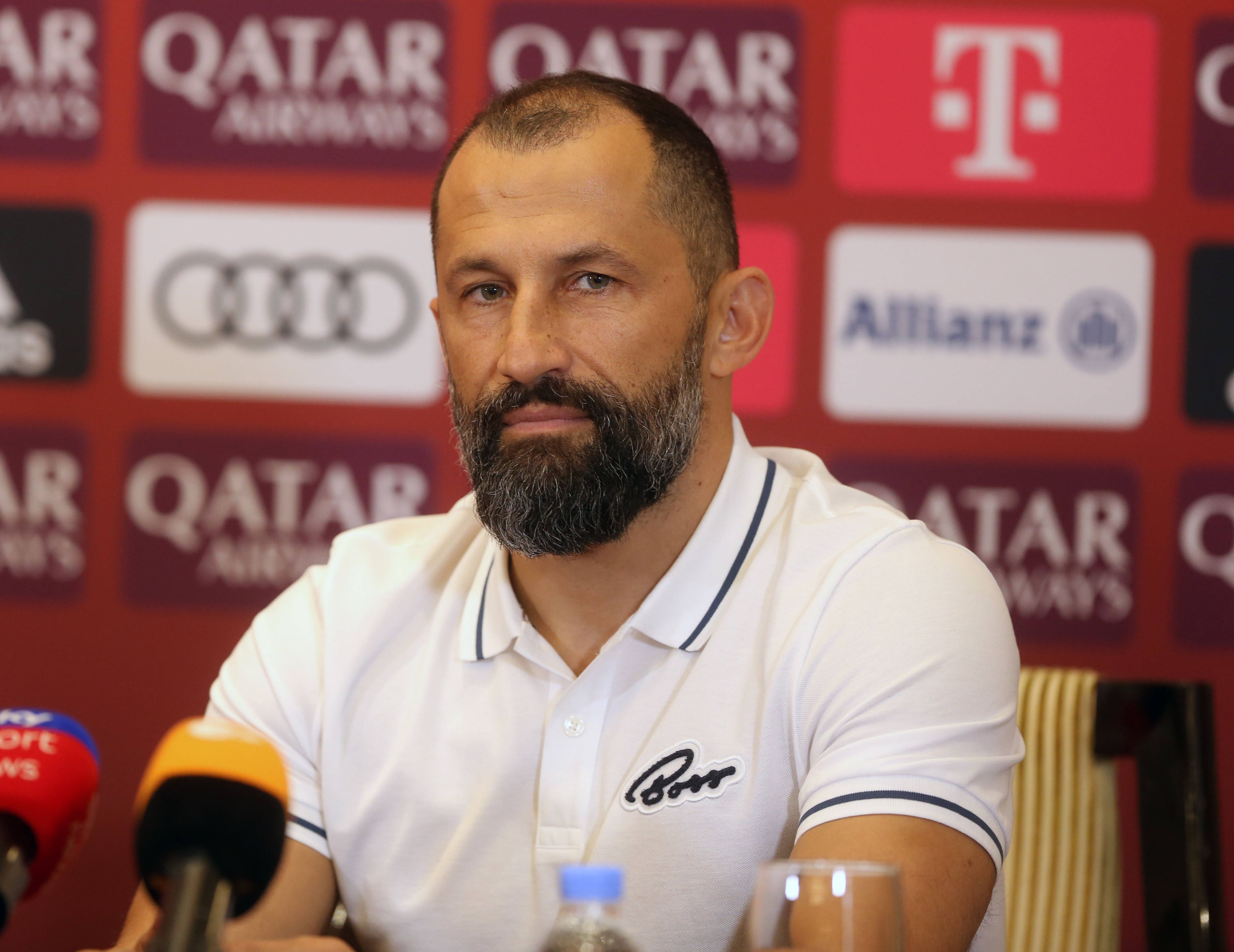 Bayern-Sportdirektor Hasan Salihamidzic am 7. Januar 2023 auf einer Pressekonferenz in Doha grimmig schauend.