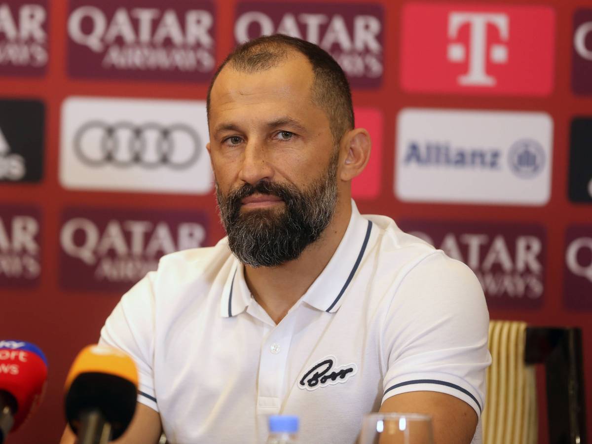 Bayern-Sportdirektor Hasan Salihamidzic am 7. Januar 2023 auf einer Pressekonferenz in Doha grimmig schauend.