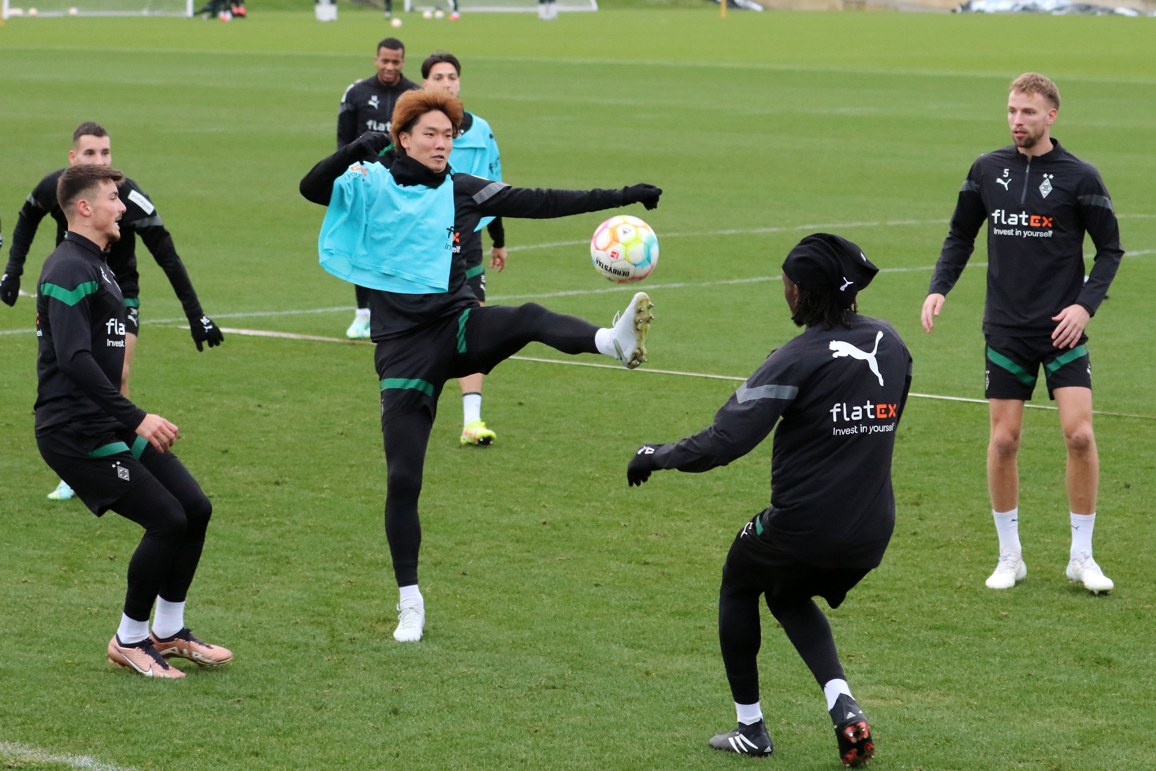 Das Team von Borussia Mönchengladbach ist am Montag (9. Januar 2023) in die neue Trainingswoche gestartet. Das Foto zeigt Ko Itakura (Mitte) mit seinen Teamkollegen bei einer Übung während einer Einheit am 5. Januar.