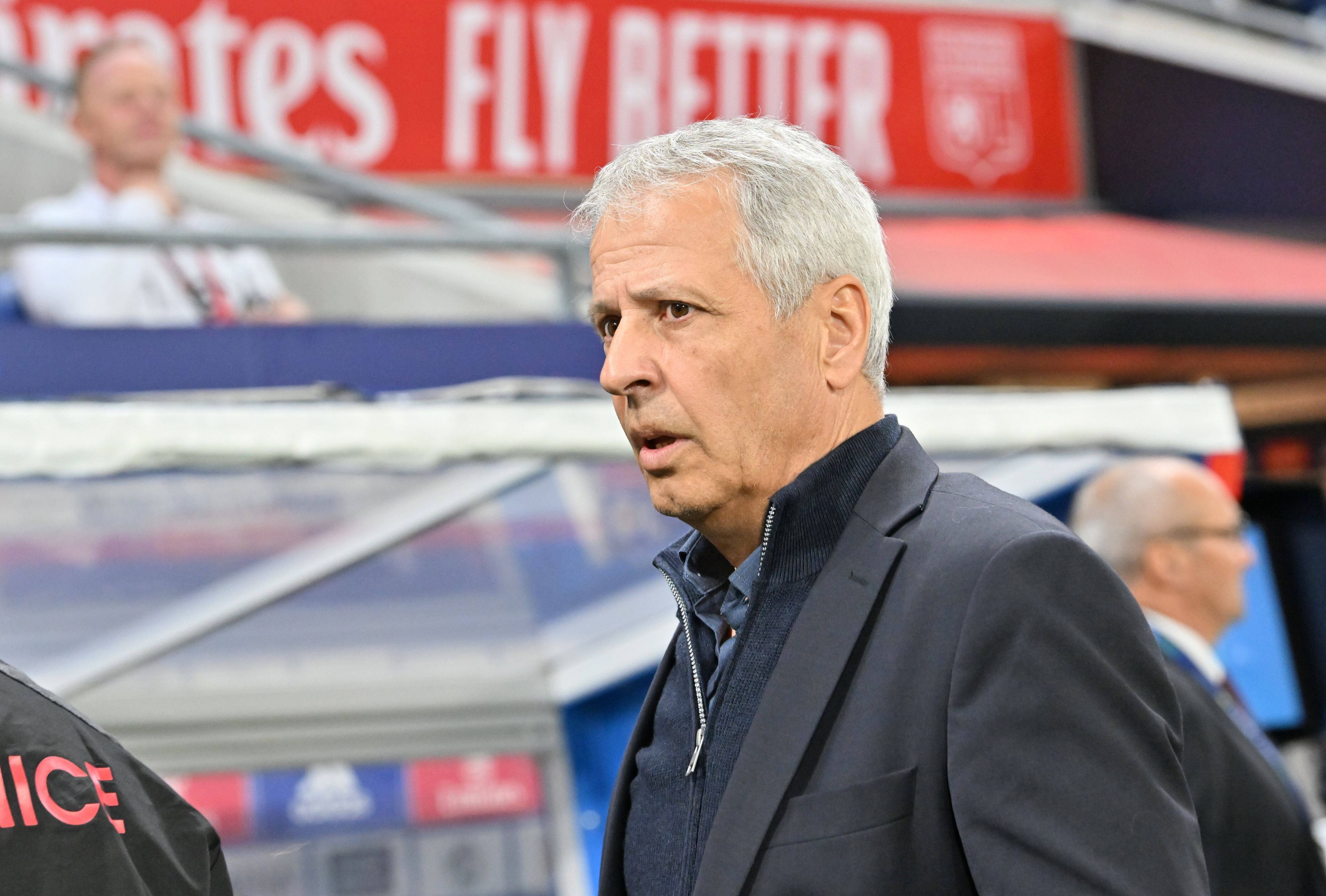 Lucien Favre blickt in seiner Amtszeit als Trainer von OGC Nizza kritisch zur Seite.