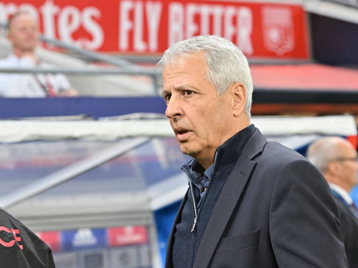 Lucien Favre blickt in seiner Amtszeit als Trainer von OGC Nizza kritisch zur Seite.