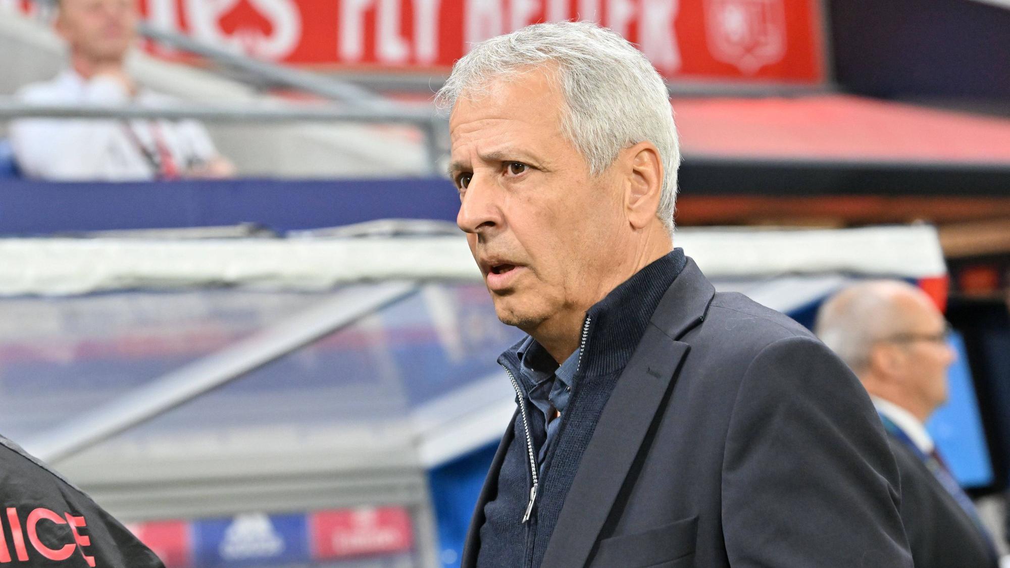 Lucien Favre blickt in seiner Amtszeit als Trainer von OGC Nizza kritisch zur Seite.