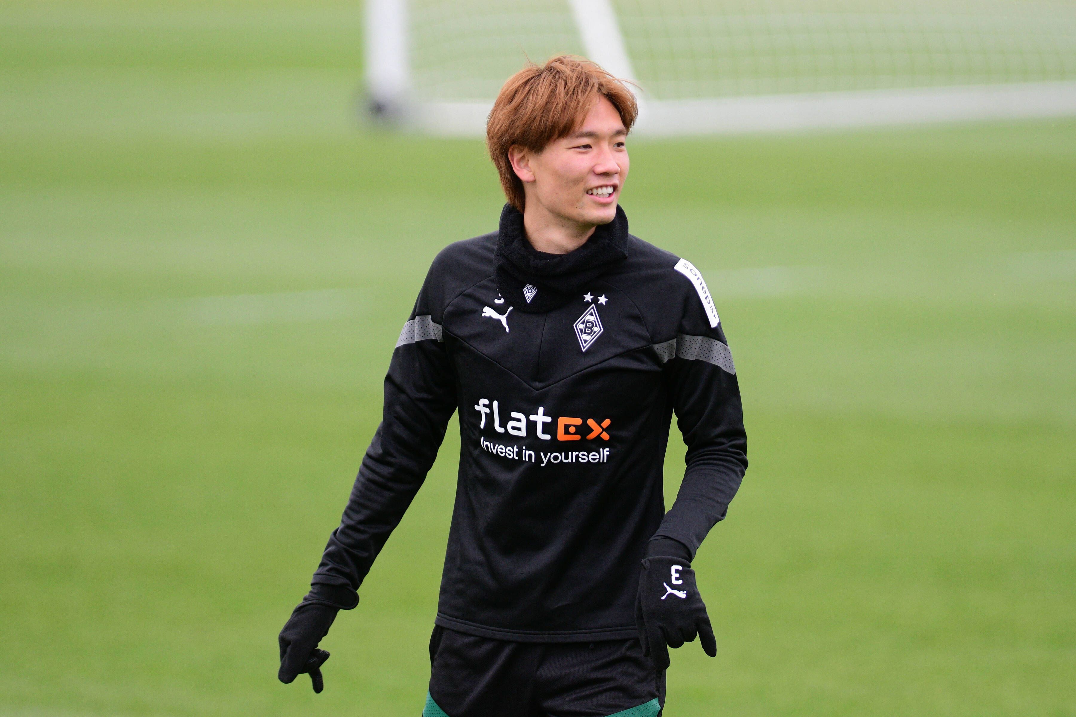Ko Itakura von Borussia Mönchengladbach, hier bei einer Trainingseinheit am 28. Dezember 2022, ist nach seiner langwierigen Knieverletzung wieder fit. Das Foto zeigt ihn in der Halb-Totalen lächelnd.