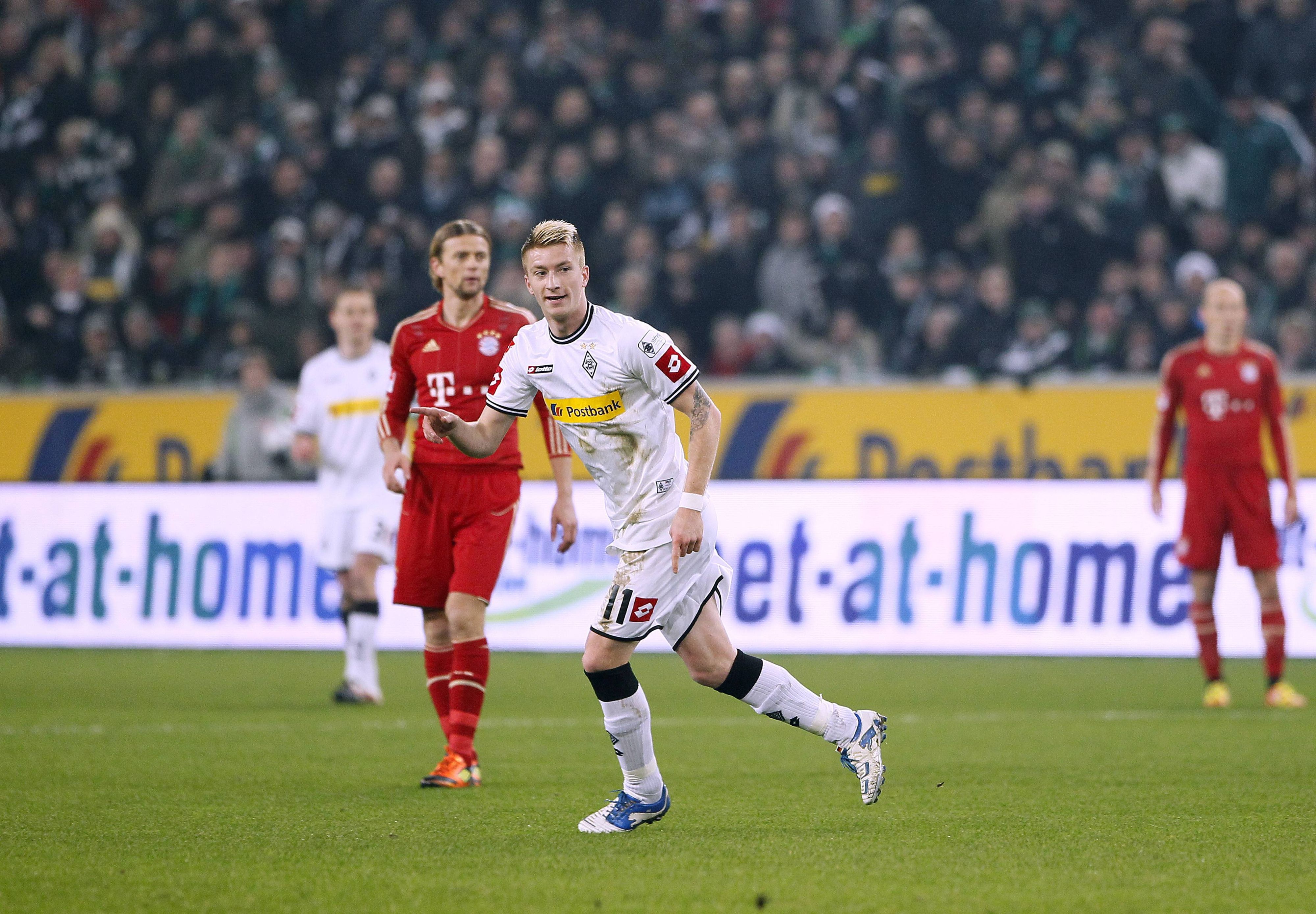 Marco Reus im Torrausch für Borussia Mönchengladbach. Hier zu sehen am 20. Januar 2012 beim 3:1-Sieg der Fohlen-Elf im Bundesliga-Duell gegen Bayern München im Borussia-Park. Reus macht eine Jubel-Geste, die Bayern schauen entsetzt.