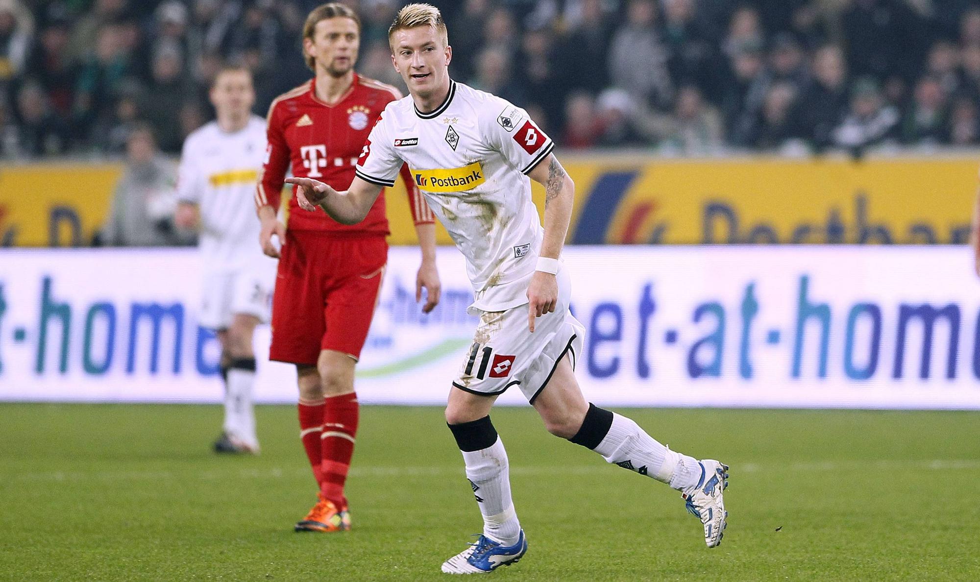 Marco Reus im Torrausch für Borussia Mönchengladbach. Hier zu sehen am 20. Januar 2012 beim 3:1-Sieg der Fohlen-Elf im Bundesliga-Duell gegen Bayern München im Borussia-Park. Reus macht eine Jubel-Geste, die Bayern schauen entsetzt.