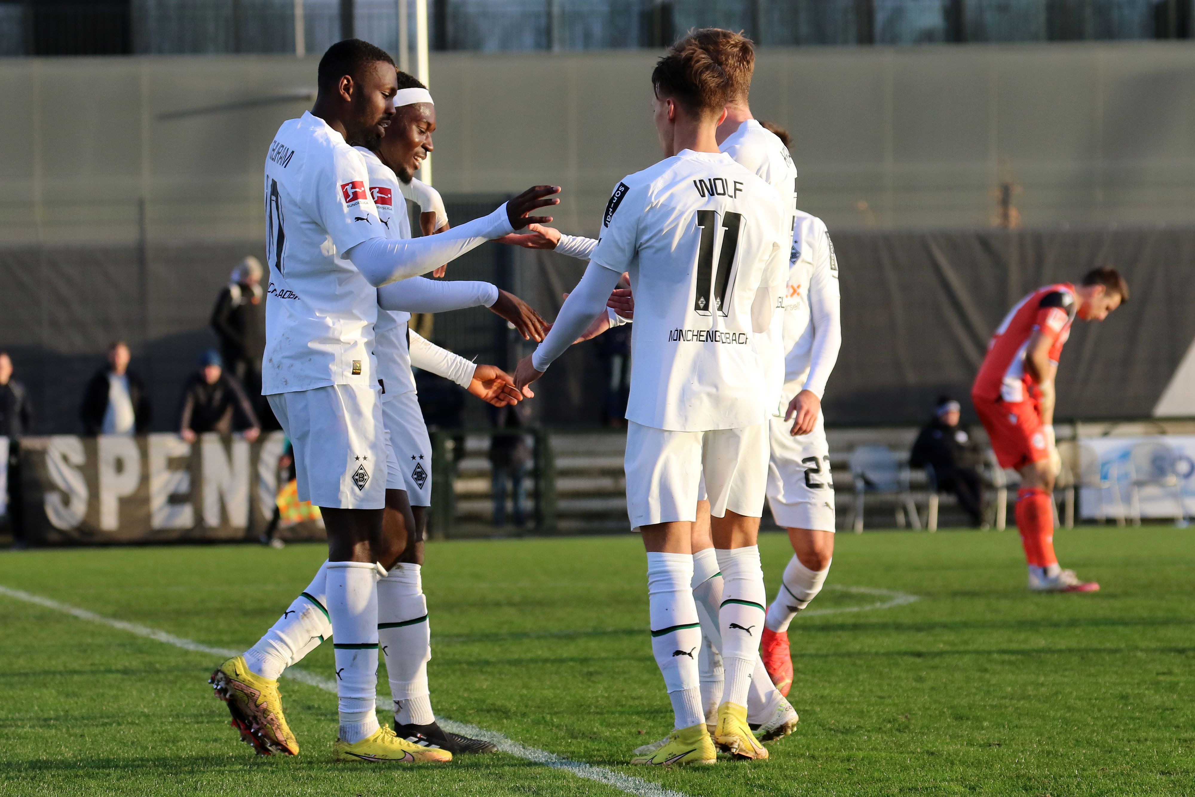 Borussia Mönchengladbach hat am Mittwoch (11. Januar 2023) im Testspiel gegen Arminia Bielefeld einen 4:0-Sieg eingefahren. Das Foto zeigt Marcus Thuram (l.) gemeinsam mit Manu Koné, Hannes Wolf und Christoph Kramer beim Jubel.