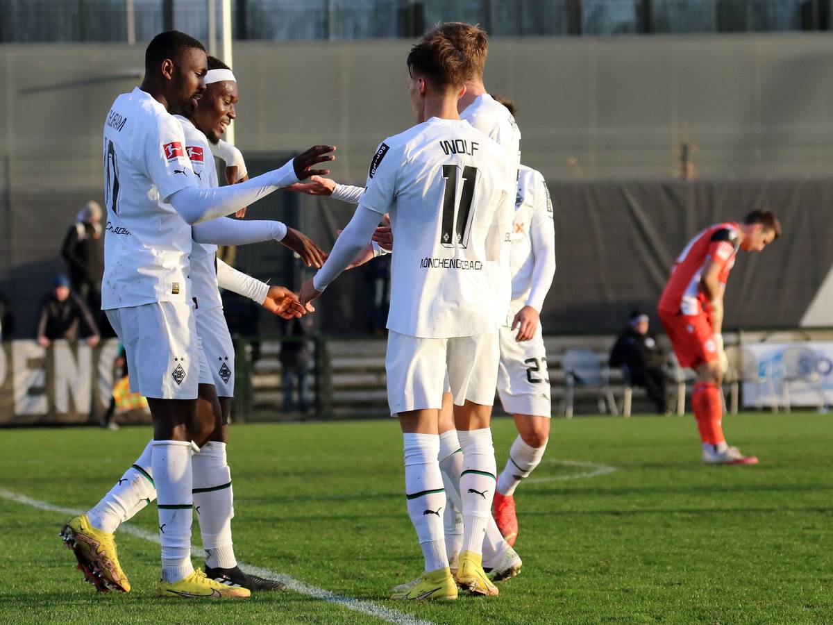 Borussia Mönchengladbach hat am Mittwoch (11. Januar 2023) im Testspiel gegen Arminia Bielefeld einen 4:0-Sieg eingefahren. Das Foto zeigt Marcus Thuram (l.) gemeinsam mit Manu Koné, Hannes Wolf und Christoph Kramer beim Jubel.