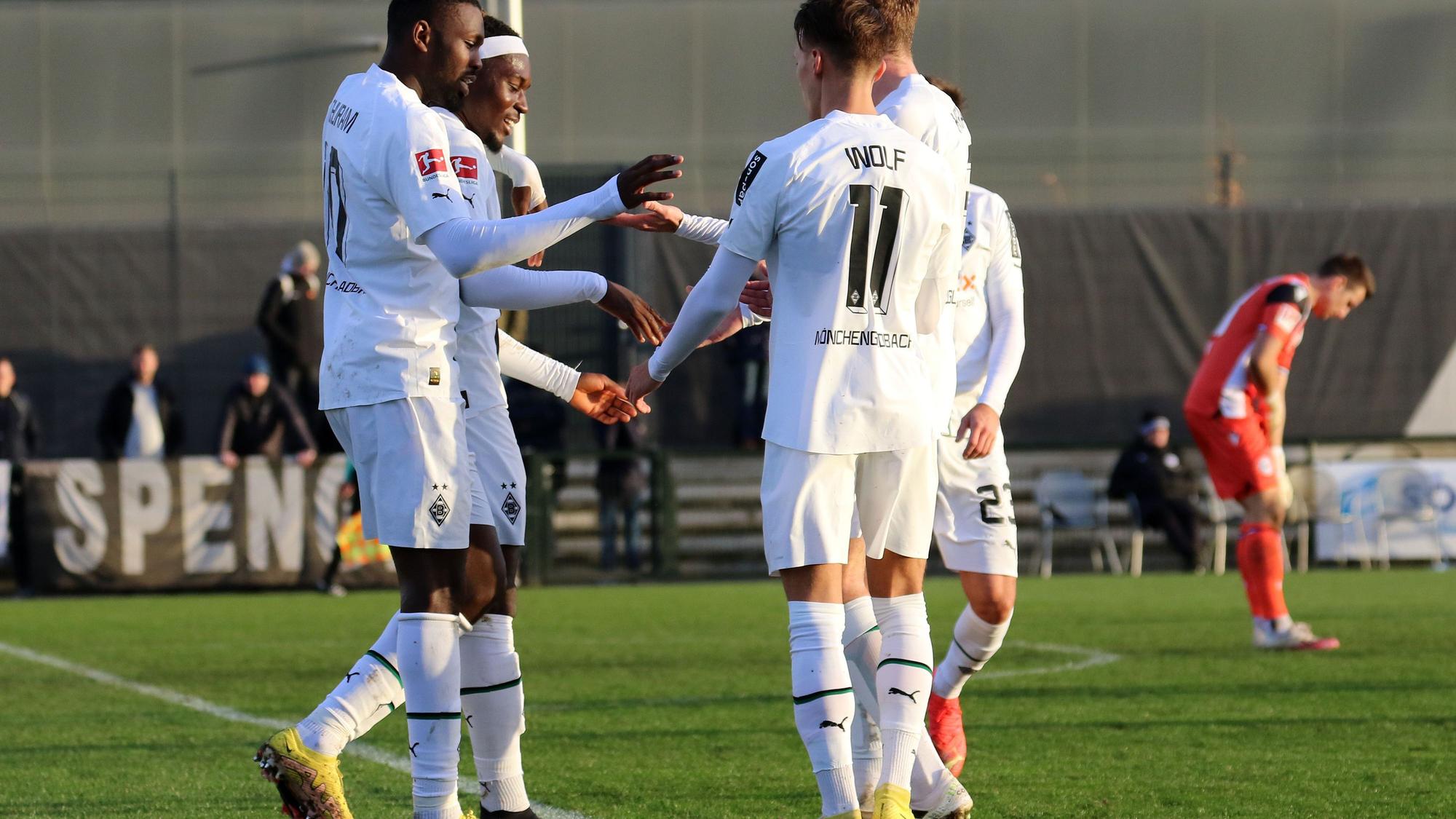 Borussia Mönchengladbach hat am Mittwoch (11. Januar 2023) im Testspiel gegen Arminia Bielefeld einen 4:0-Sieg eingefahren. Das Foto zeigt Marcus Thuram (l.) gemeinsam mit Manu Koné, Hannes Wolf und Christoph Kramer beim Jubel.