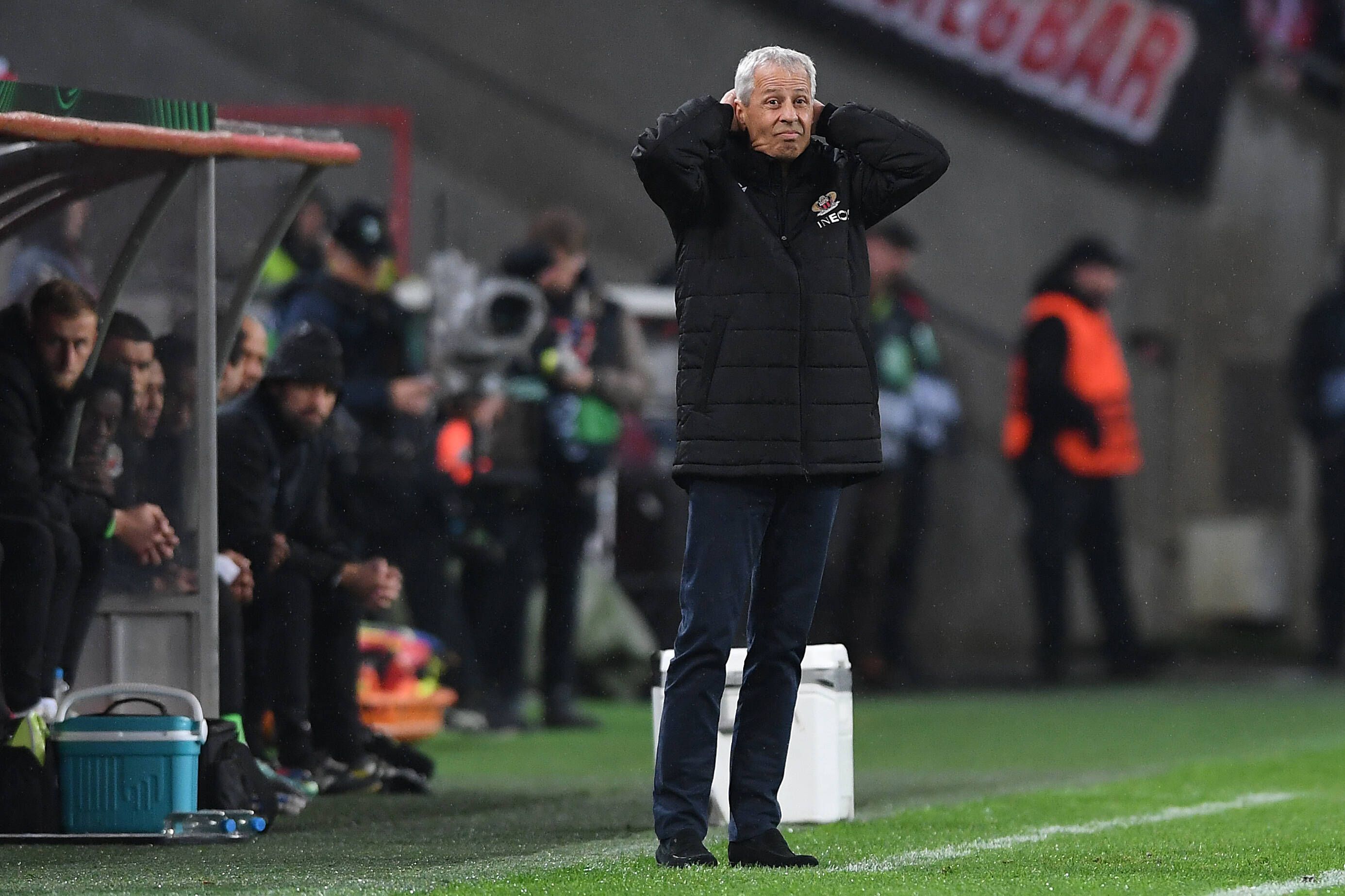 Lucien Favre, Ex-Trainer von Borussia Mönchengladbach, hier am 3. November 2022 beim Conference-League-Spiel zwischen OGC Nizza und dem 1. FC Köln, schlägt die Hände über dem Kopf zusammen.