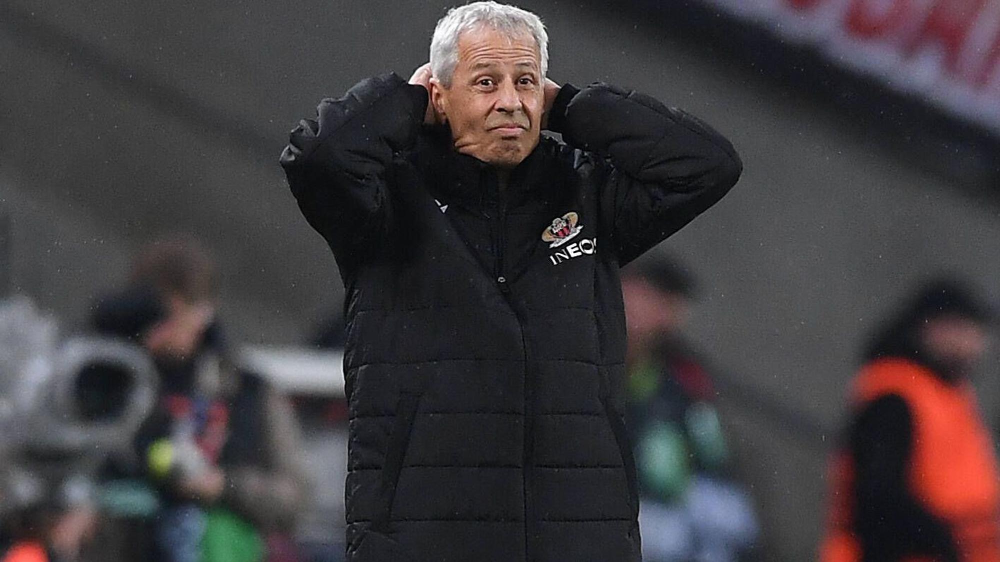 Lucien Favre, Ex-Trainer von Borussia Mönchengladbach, hier am 3. November 2022 beim Conference-League-Spiel zwischen OGC Nizza und dem 1. FC Köln, schlägt die Hände über dem Kopf zusammen.