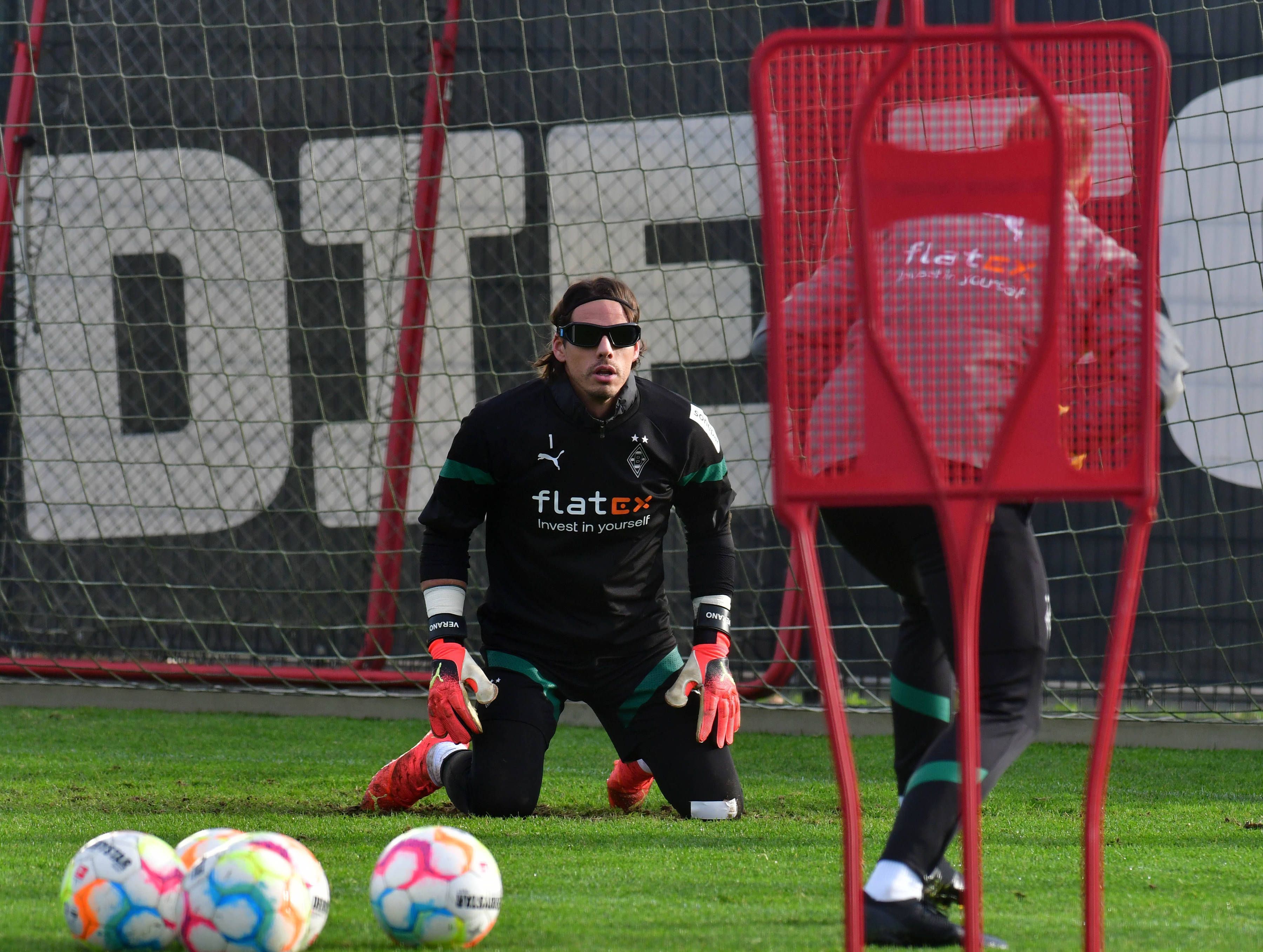 Yann Sommer im Gladbach-Training, auf diesem Foto ist der Schweizer Nationalspieler am 10. Januar 2023 auf dem Trainingsgelände im Borussia-Park zu sehen. Sommer kniet und trägt eine spezielle Brille, derweil blickz er auf den Ball.