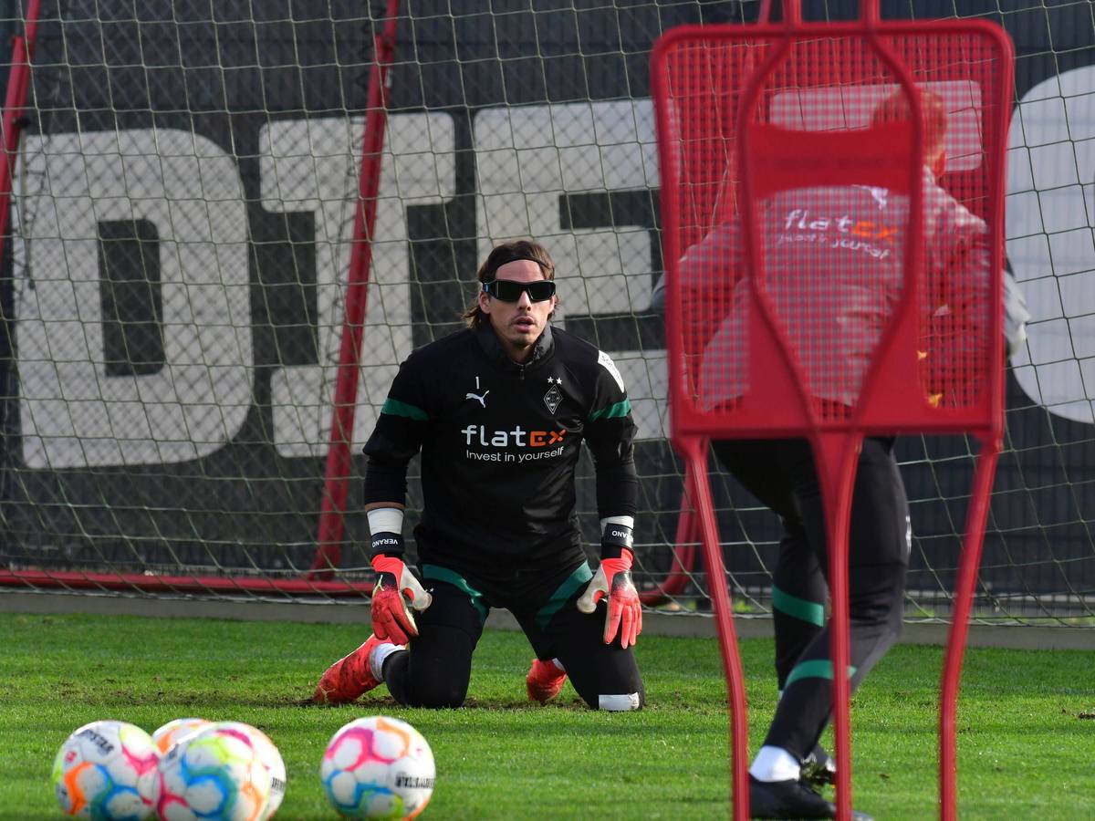 Yann Sommer im Gladbach-Training, auf diesem Foto ist der Schweizer Nationalspieler am 10. Januar 2023 auf dem Trainingsgelände im Borussia-Park zu sehen. Sommer kniet und trägt eine spezielle Brille, derweil blickz er auf den Ball.