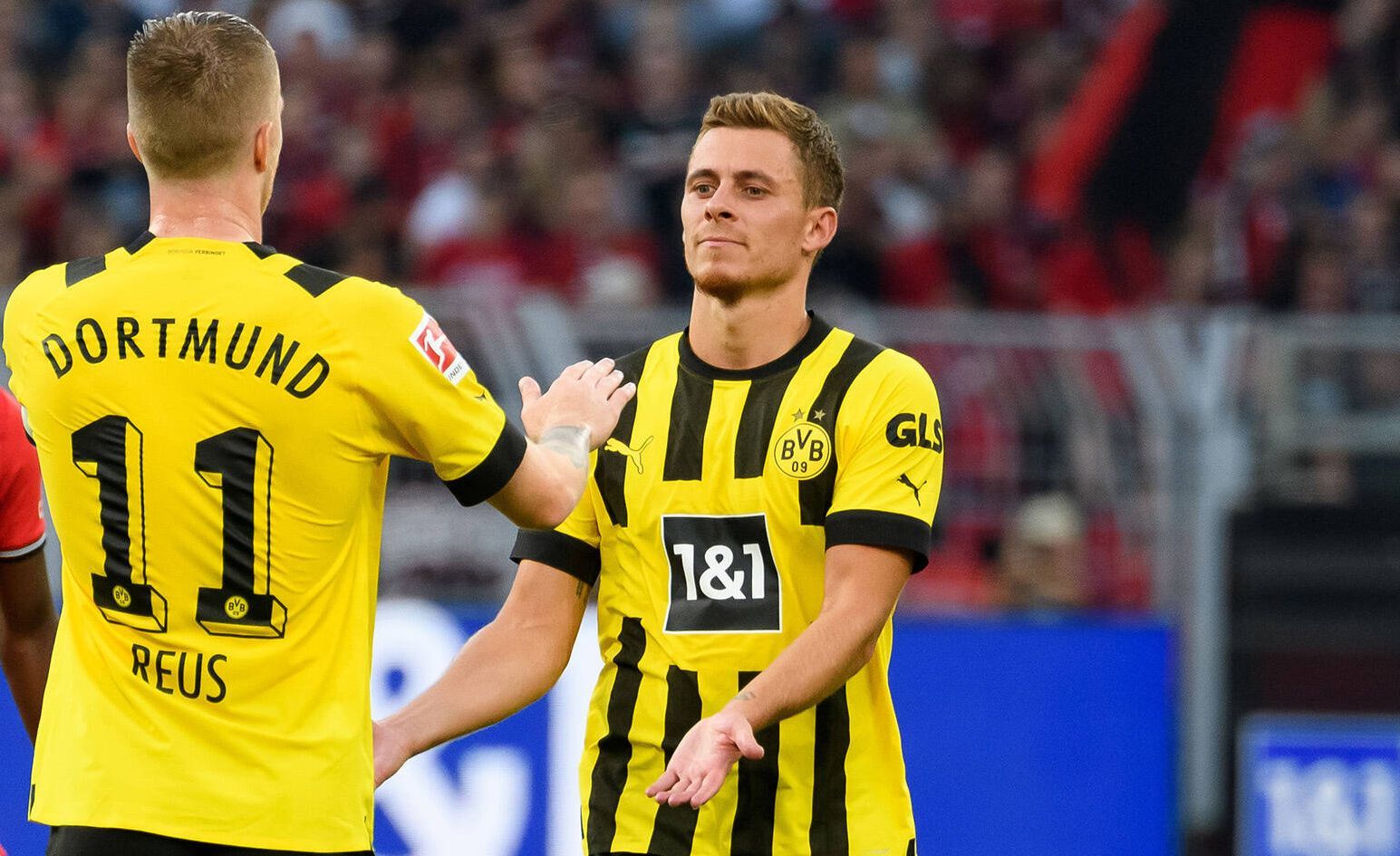 Ex-Gladbach-Stars unter sich: Marco Reus (l.) und Thorgan Hazard (r.) bejubeln für ihren aktuellen Klub Borussia Dortmund einen Treffer. Dieses Foto zeigt die beiden am 6. August 2022. Reus und Hazard klatschen sich ab.